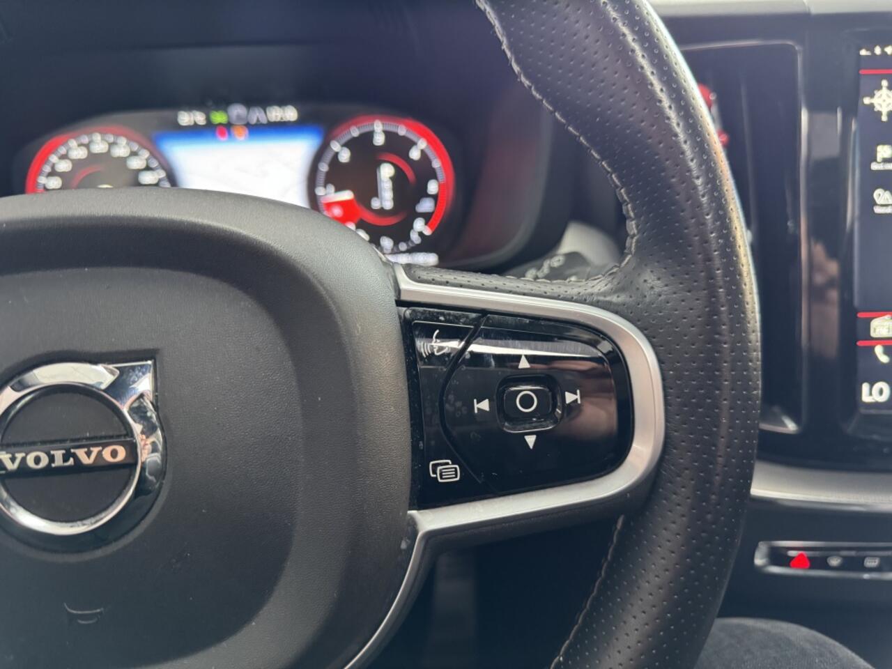 Volvo XC60 2.0 D5 AWD R-Design 236PK PANO HUD ACC