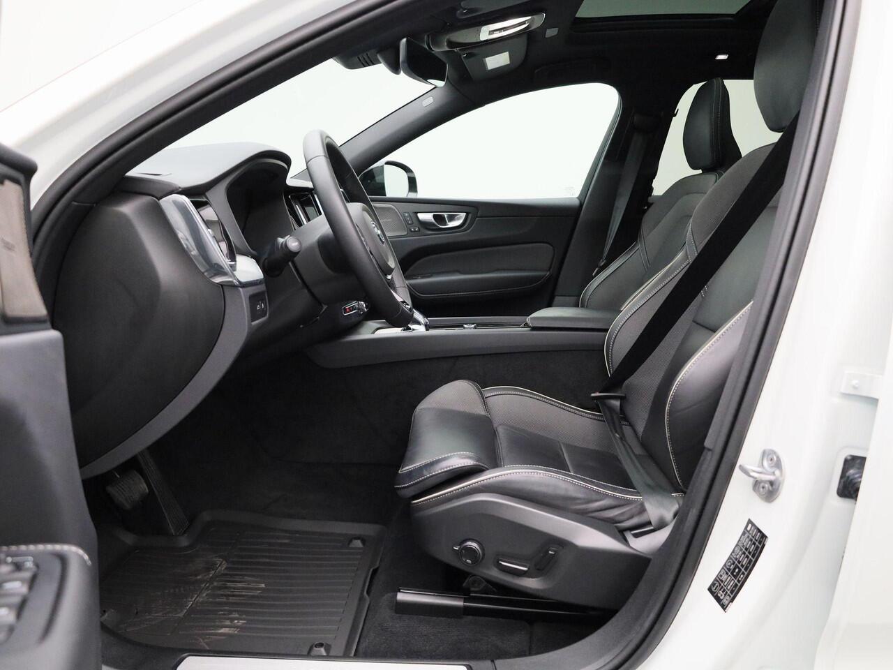 Volvo XC60 T6 Plug-in hybrid AWD Ultimate Dark | Panorama dak | Harman Kardon audio | verwarmde voorstoelen & achterbank |