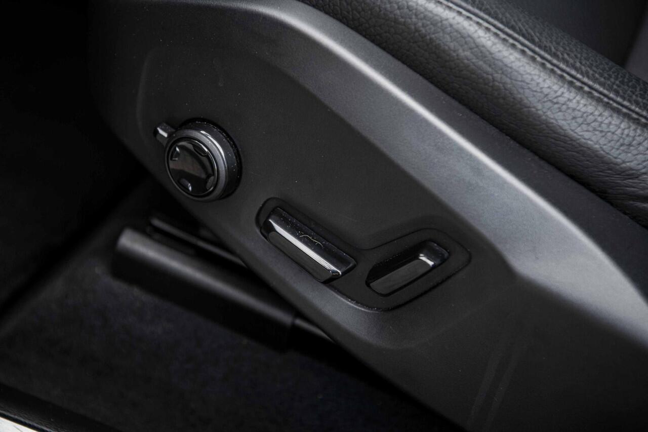 Volvo XC60 2.0 T6 Plug-in hybrid AWD Plus Dark | Adaptieve cruise control | 360° camera | Trekhaak | Stoel- en stuurverwarming | Dode hoek detectie BLIS | Panorama dak | All season banden | Google Auto |