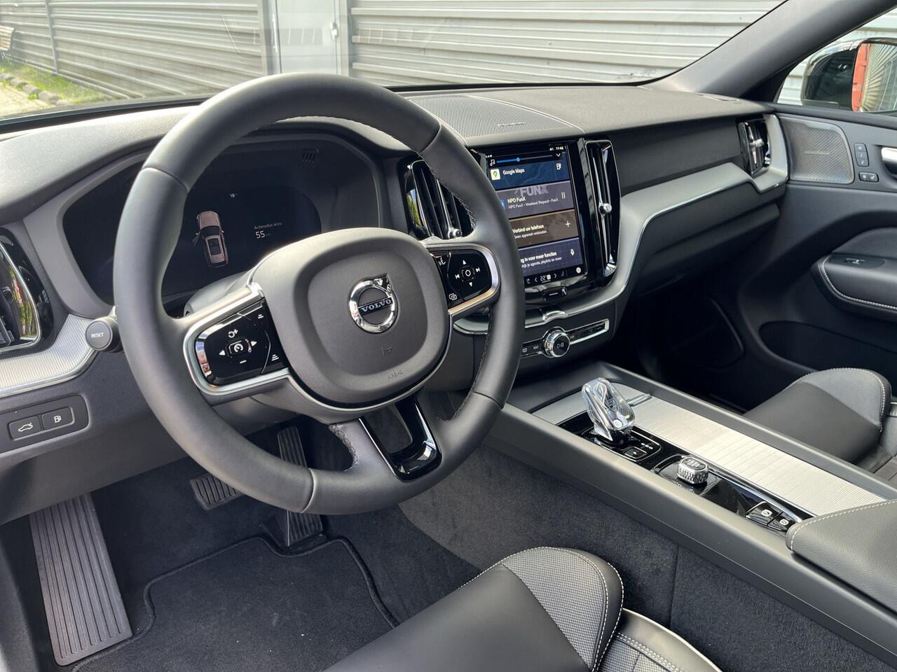 Volvo XC60 T6 Plug-in hybrid AWD Plus Black Edition / Uit voorraad leverbaar / Luchtvering / 360 Camera / 21" Velgen