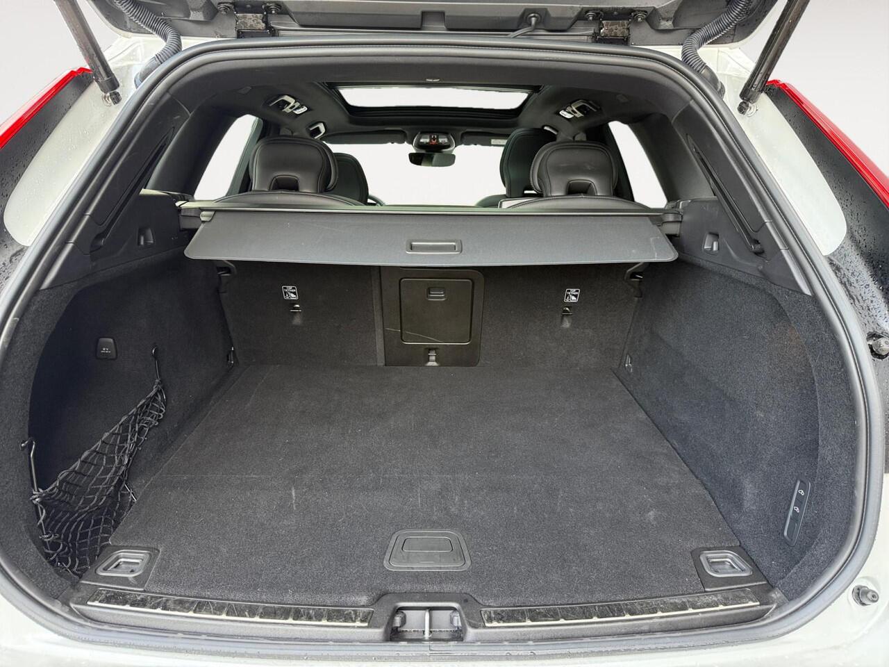 Volvo XC60 2.0 T6 Plug-in hybrid AWD Plus Dark | Luchtvering | Harman/Kardon Audio | Extra getint glas | Sportstoelen |