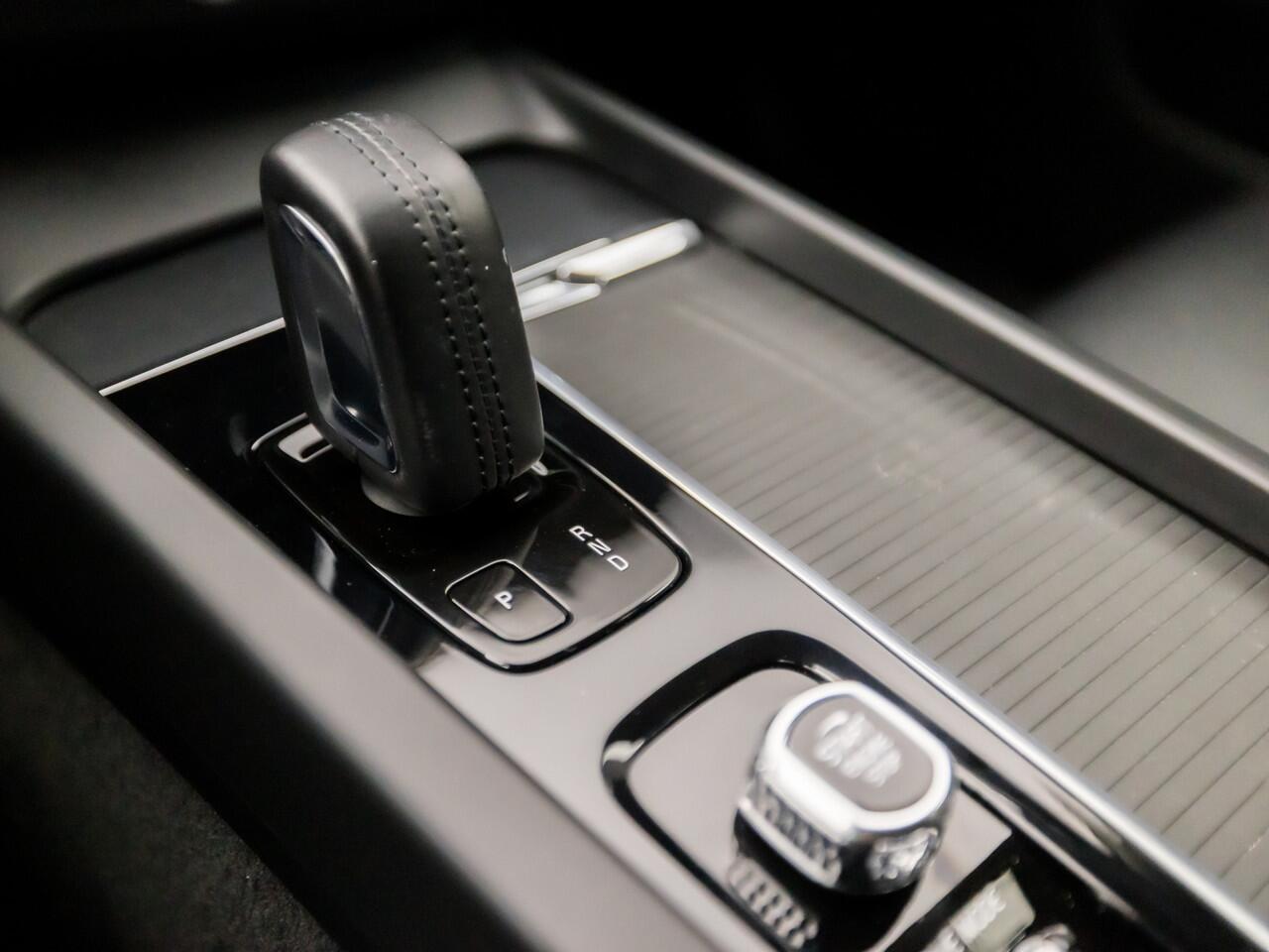 Volvo XC60 2.0 B5 AWD Inscription Sport 391Pk Automaat (APPLE CARPLAY, GROOT NAVI, STUUR/STOELVERWARMING, MEMORY SEATS, LEDER, CAMERA, ADAPTIVE CRUISE, TREKHAAK ELEKTRISCH, KEYLESS, NIEUWE APK, NIEUWSTAAT)