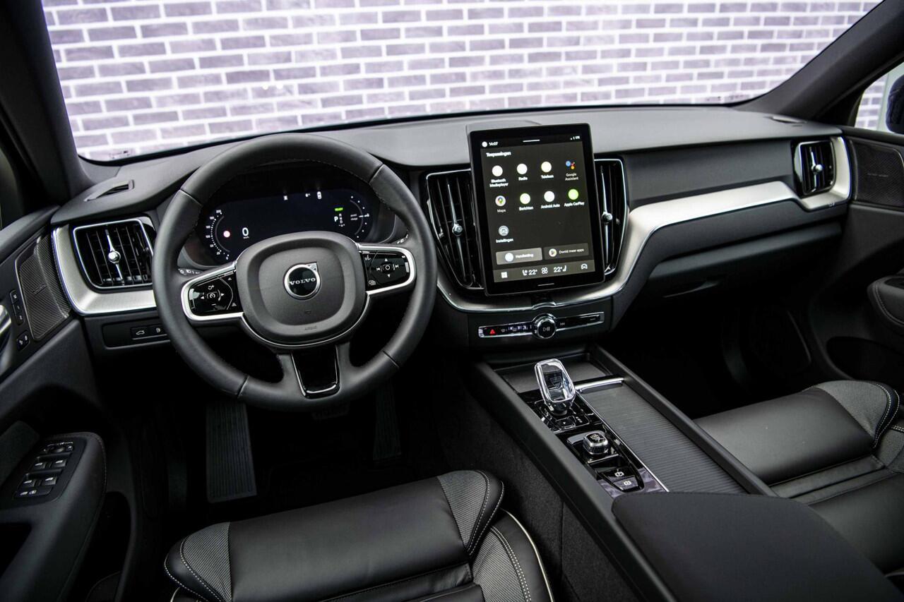 Volvo XC60 2.0 T6 Plug-in hybrid AWD Plus Black Edition | Panoramadak | Head-Up Display | Visual Park Assist | 22" | Luchtvering | Getint Glas | Adaptive Cruise |