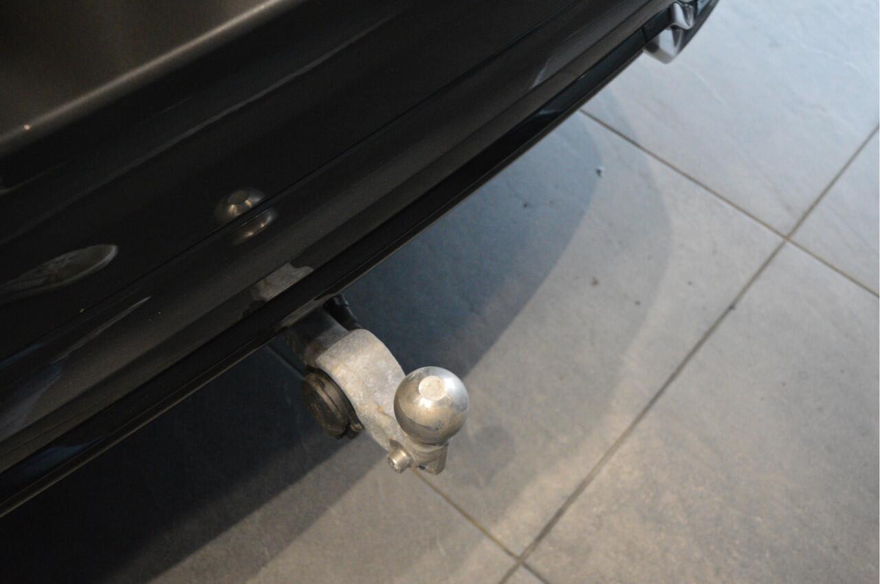 Volvo XC60 2.0 T6 Plug-in hybrid AWD Plus Dark pano leer trekhaak !!