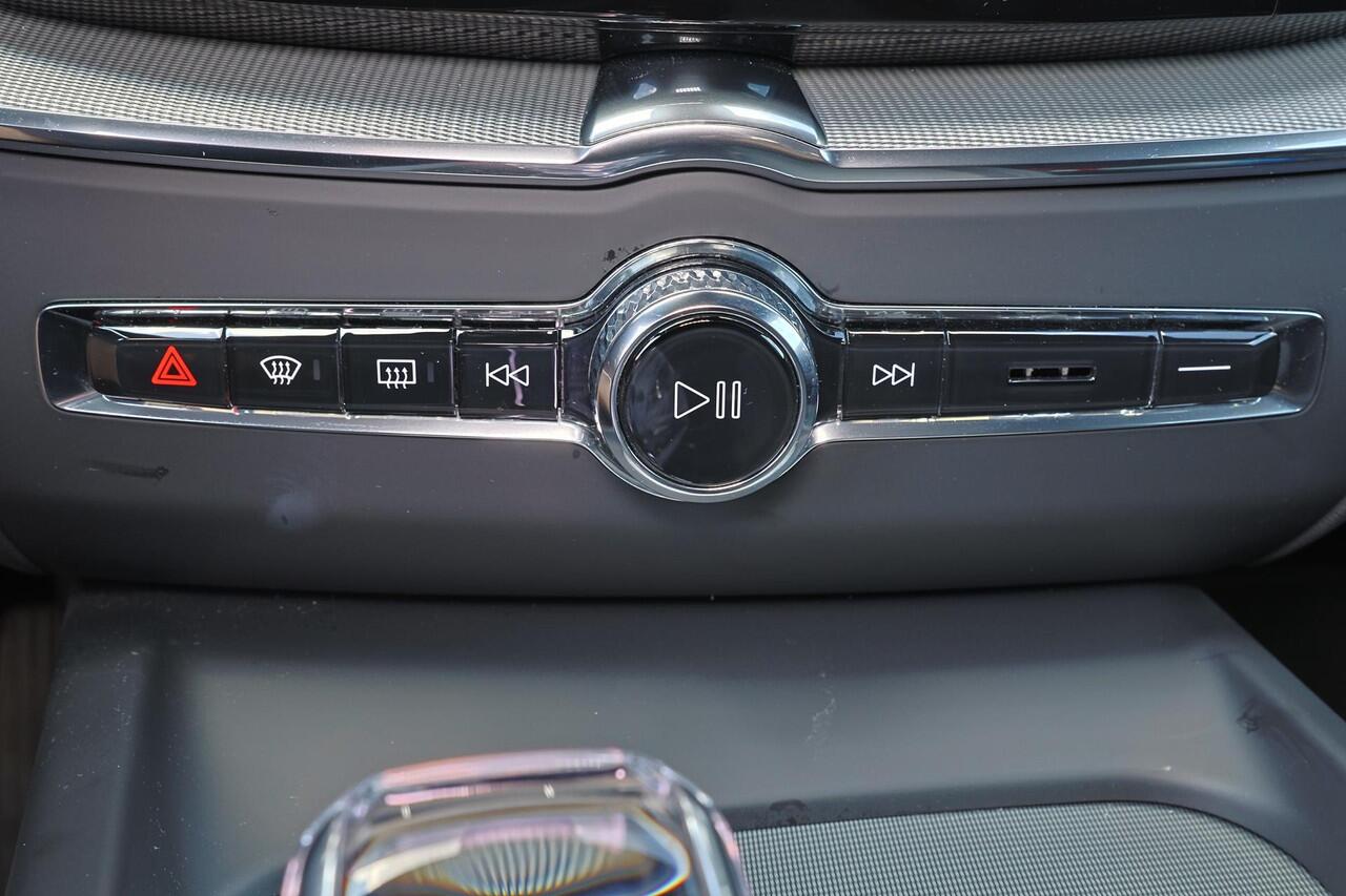 Volvo XC60 T6 Recharge AWD Ultra Black Edition - Panorama/schuifdak - Massage & Stoelventilatie - IntelliSafe Assist & Surround - 360º Camera - Bowers & Wilkins audio - Adaptieve LED koplampen - Nappa leder - Verwarmde voorstoelen & stuur - Parkeersensoren voor & ac