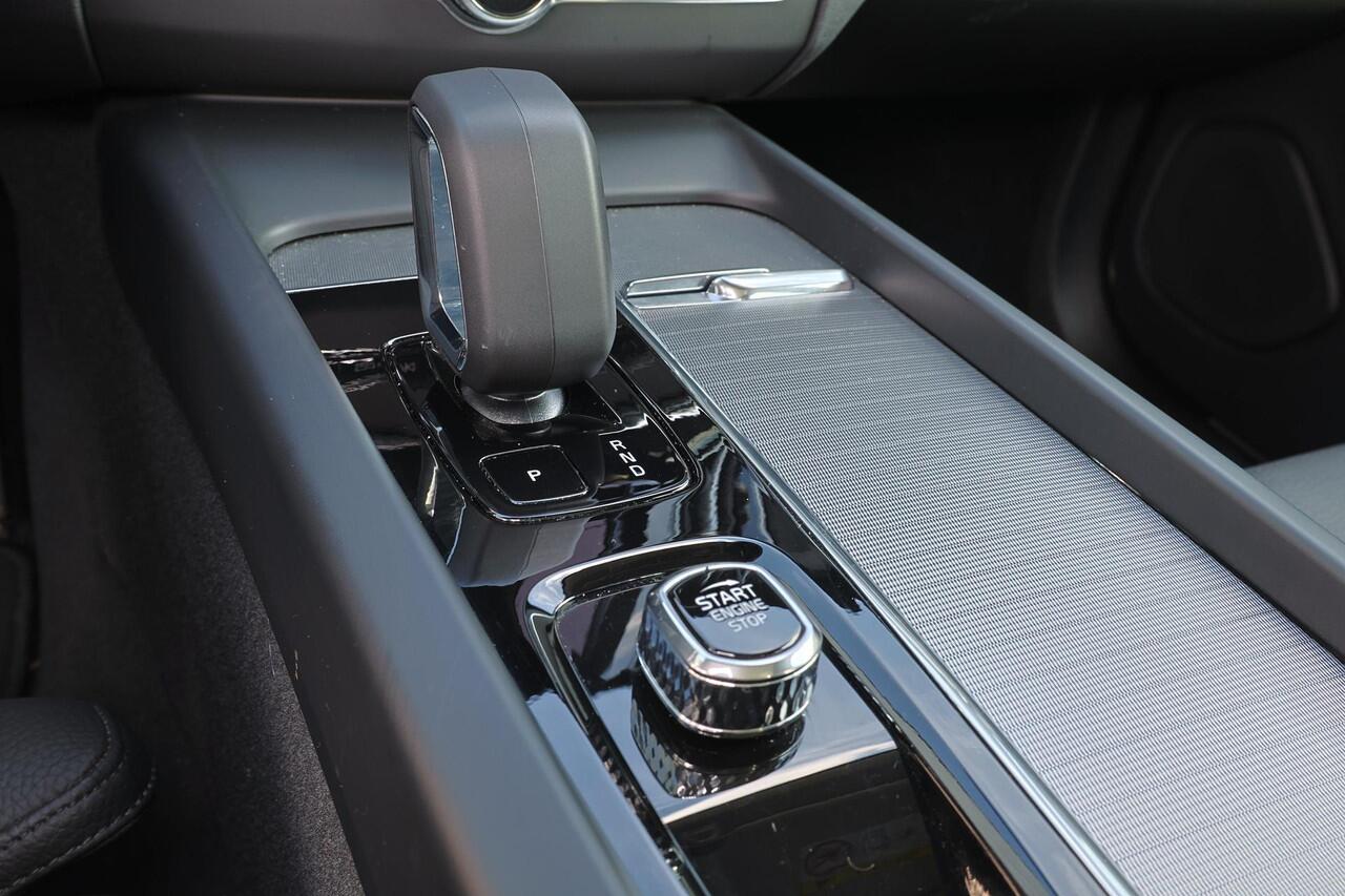 Volvo XC60 T8 Recharge AWD Plus Dark - Luchtvering - Panorama/schuifdak - IntelliSafe Assist & Surround - 360º Camera - Harman/Kardon audio - Adaptieve LED koplampen - Verwarmde voorstoelen, stuur & achterbank - Parkeersensoren voor & achter - Elektr. bedienb. voors