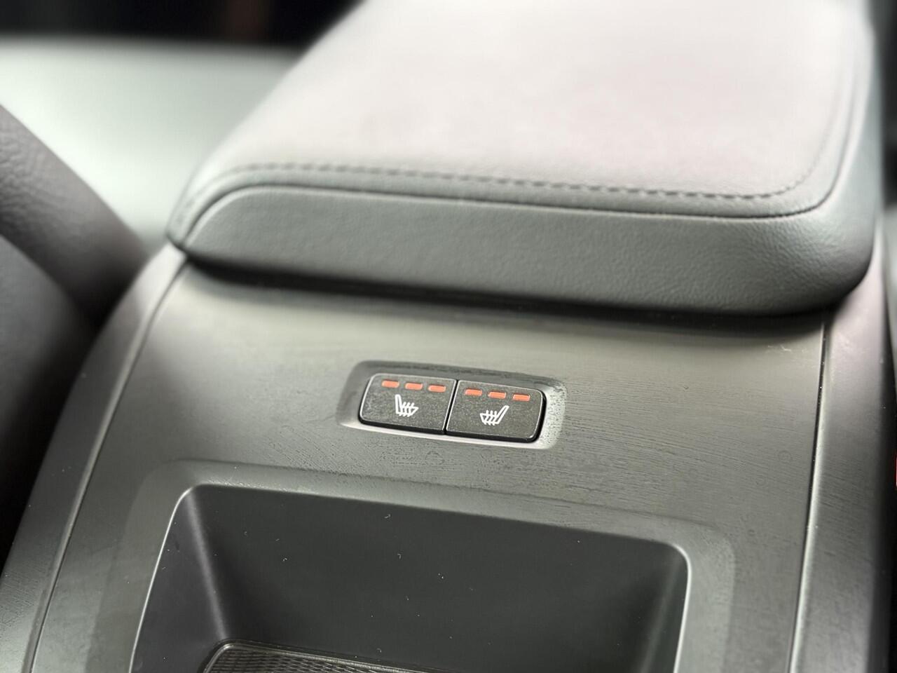 Volvo XC60 2.0 T6 Plug-in hybrid AWD Plus Dark | Extra getint glas | Adaptieve cruise control | 360° camera | Trekhaak | Stoel- en stuurverwarming | Dode hoek detectie BLIS | Panorama dak | All season banden | Google Auto |