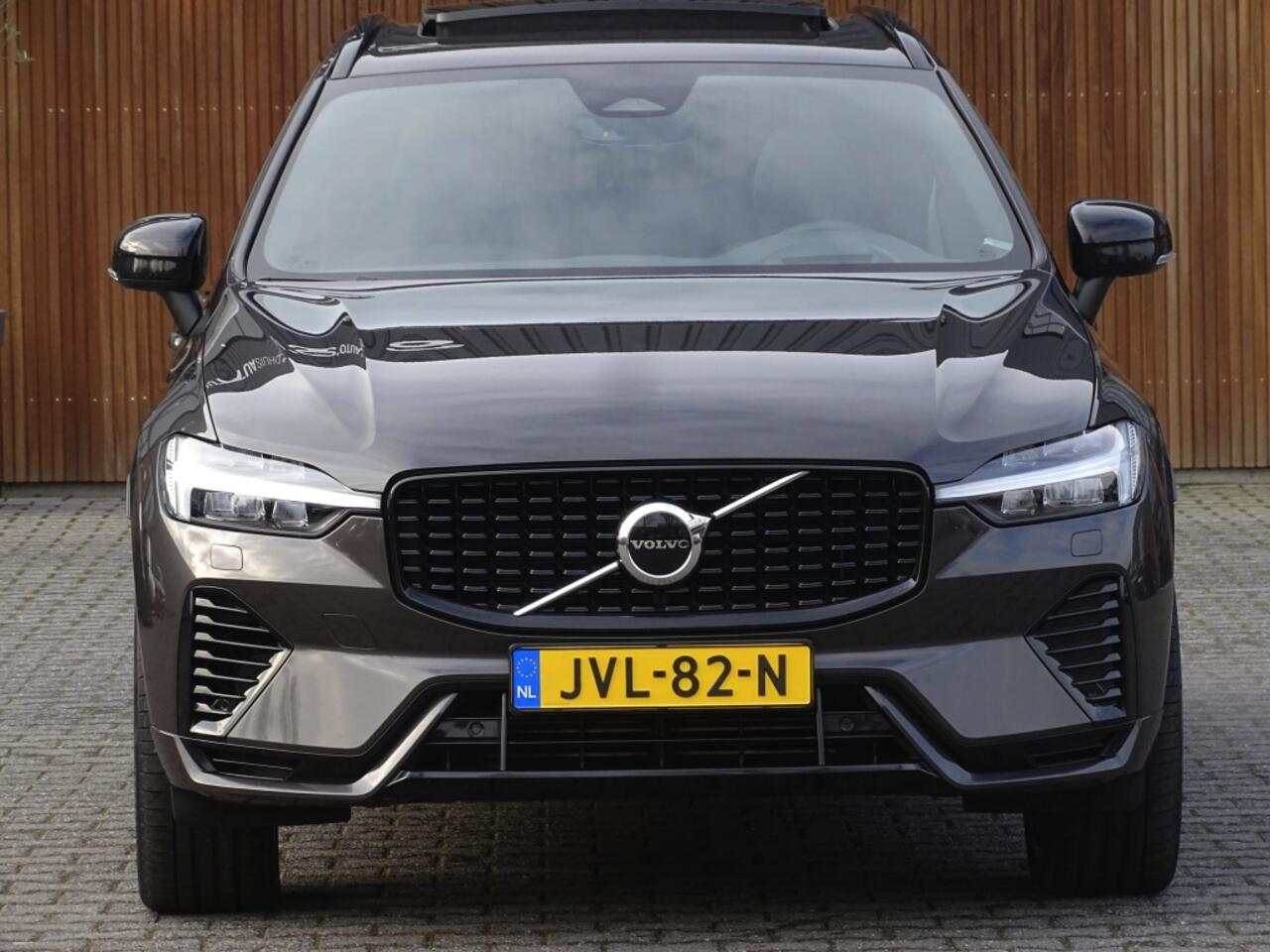 Volvo XC60 T6 341K AWD Recharge Plug-In Hybrid / R- Design / LED