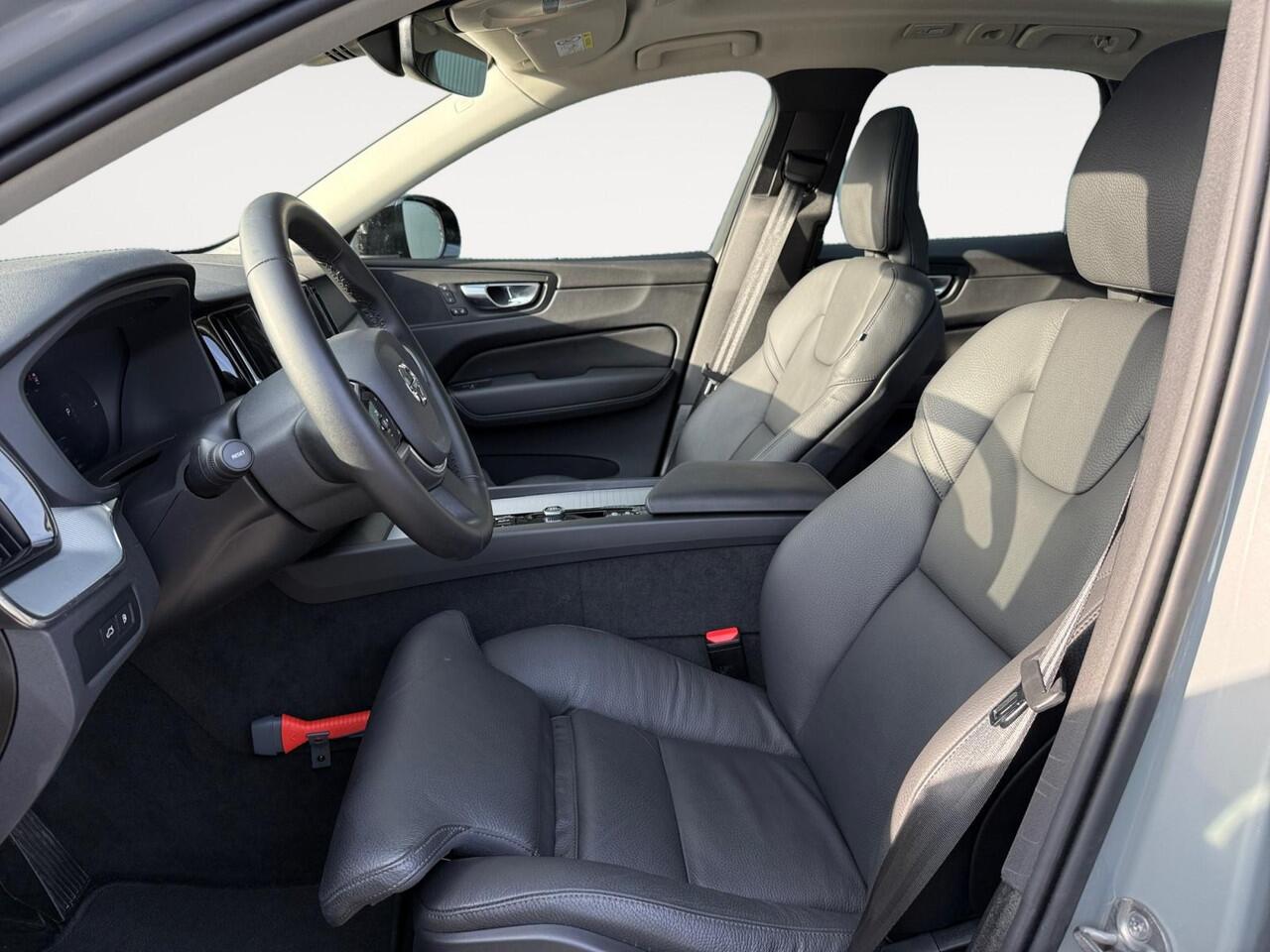 Volvo XC60 2.0 T6 Plug-in hybrid AWD Plus Dark | Trekhaak | 360 graden camera | Panormadak | Lederen bekleding |