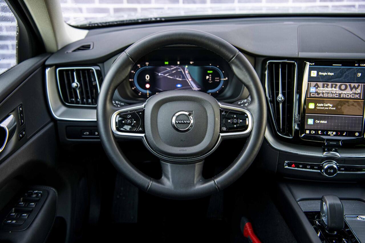 Volvo XC60 2.0 T6 Plug-in hybrid AWD Plus Dark | Trekhaak | Schuif/kanteldak | Rondomzicht camera | Dodehoek assistent | Stoel/Stuur verwarming |