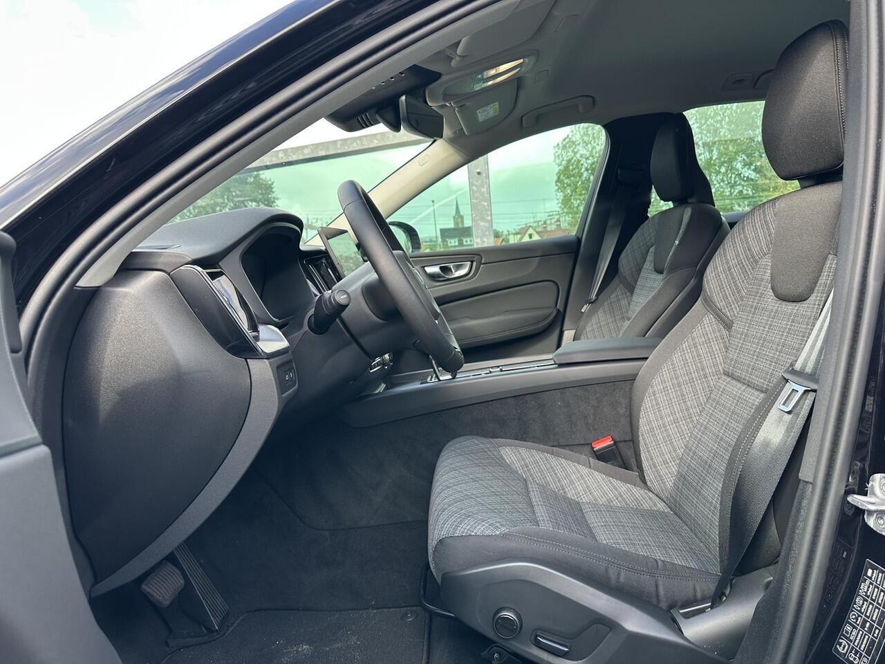 Volvo XC60 2.0 T6 Plug-in hybrid AWD Essential / Park assist achter + voor / Stuur + stoelen verwarmd / Adaptive cruise / Carplay /