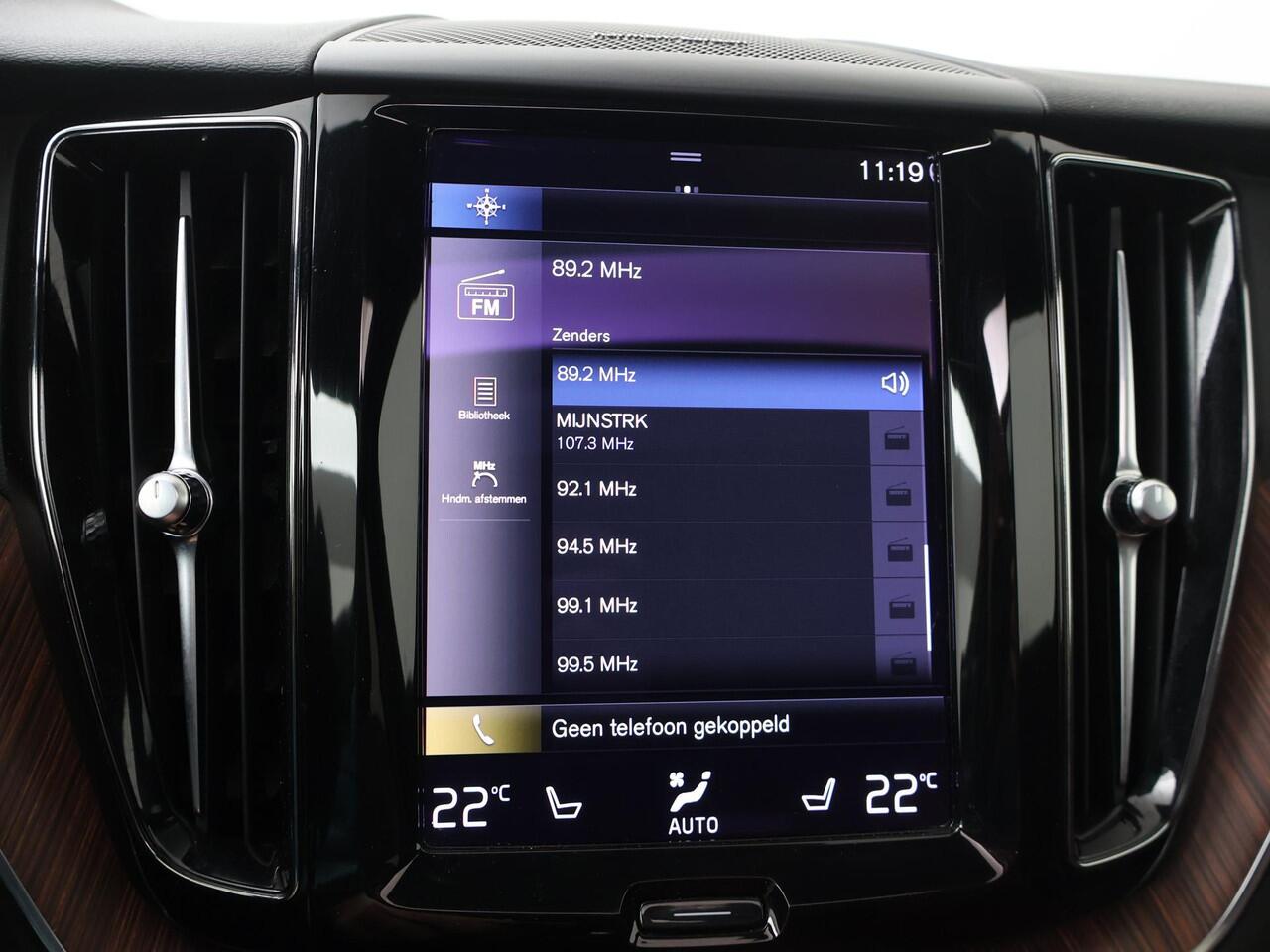 Volvo XC60 2.0 Recharge T6 AWD R-Design | SoH 100% | Schuif- kanteldak | Wegklapbare trekhaak | Harman Kardon HiFi | Lederen interieur | Keyless entry |