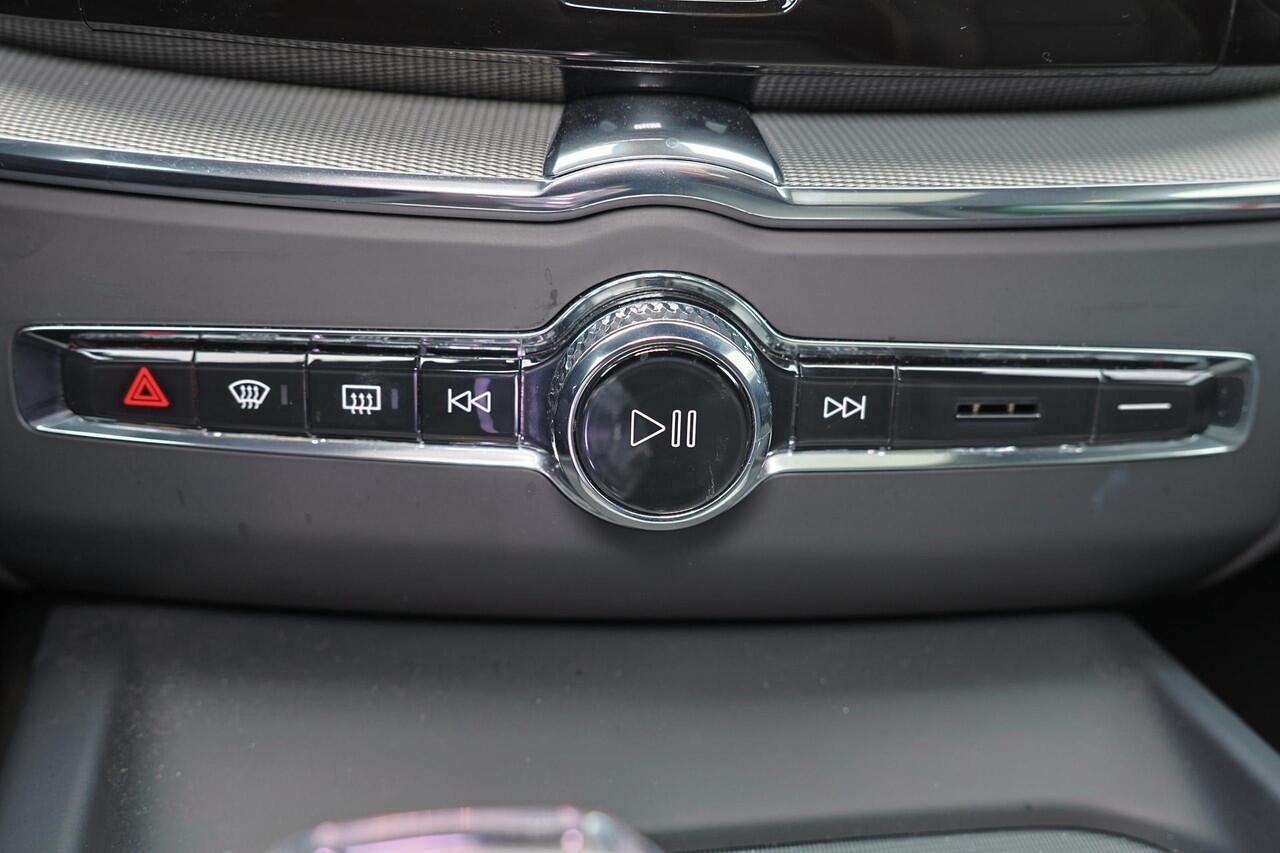 Volvo XC60 T8 Recharge AWD Ultra Black Edition - Luchtvering - Panorama/schuifdak - IntelliSafe Assist & Surround - 360º Camera - Harman/Kardon audio - Adaptieve LED koplampen - Verwarmde voorstoelen, stuur & achterbank - Parkeersensoren voor & achter - Elektr. bedi