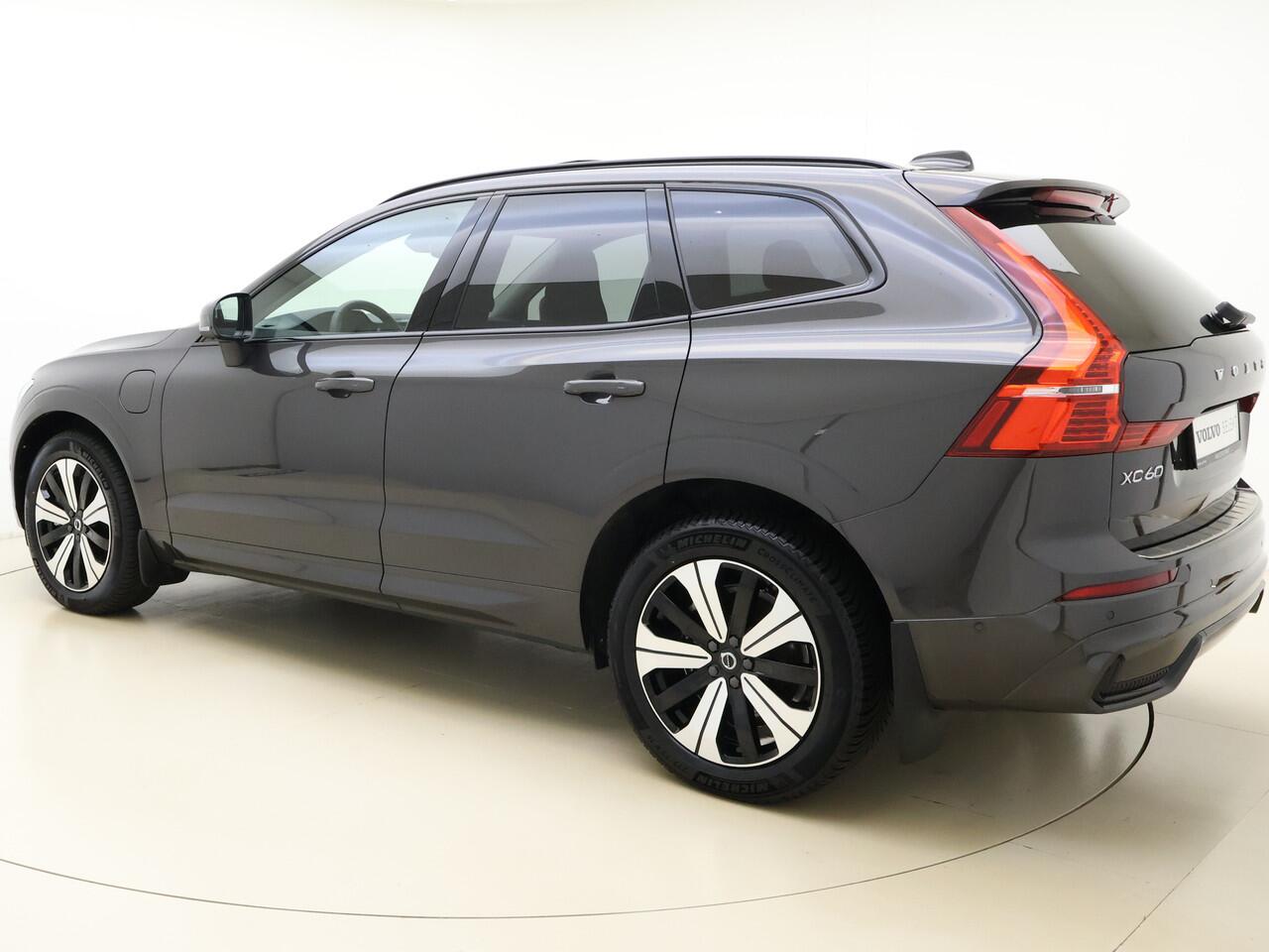 Volvo XC60 T6 350PK AWD Plus Dark / Camera rondom / Harman en Kardon audio / Panorama dak / Stoel/- en stuurverwarming / Trekhaak /