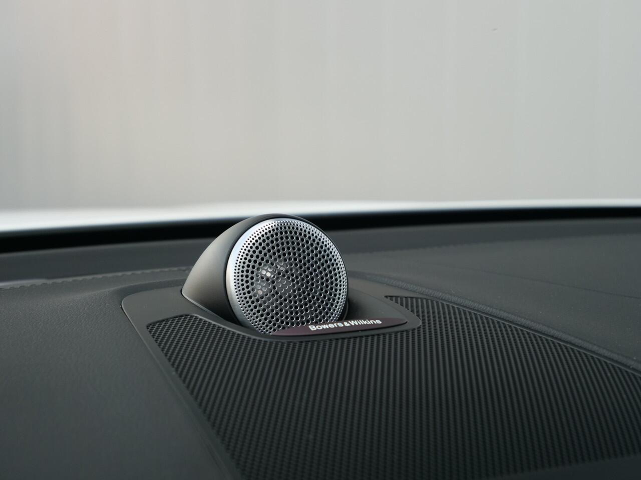 Volvo XC60 2.0 T6 350pk Plug-in hybrid AWD Ultimate Dark Schuifdak / Luchtvering / Head-up display