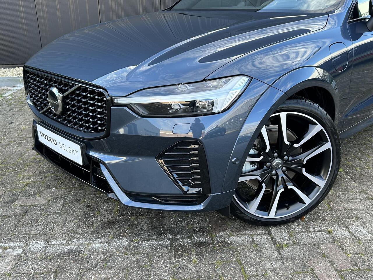 Volvo XC60 2.0 T6 Plug-in hybrid AWD Ultra Dark Panorama dak / B&W Audio / 360 camera / Tailored Wool bekleding / Geint. zitting verhogers achterbank / Elektr. stoelverstelling / Trekhaak