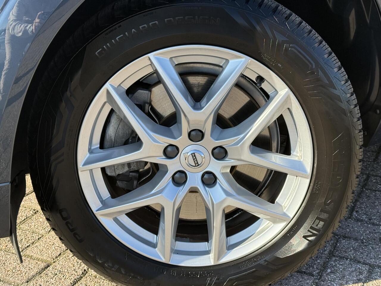 Volvo XC60 2.0 T4 Momentum | Trekhaak | Leder | Stoelverwarming | All season banden | Smartphone integratie | Navigatie | Camera |