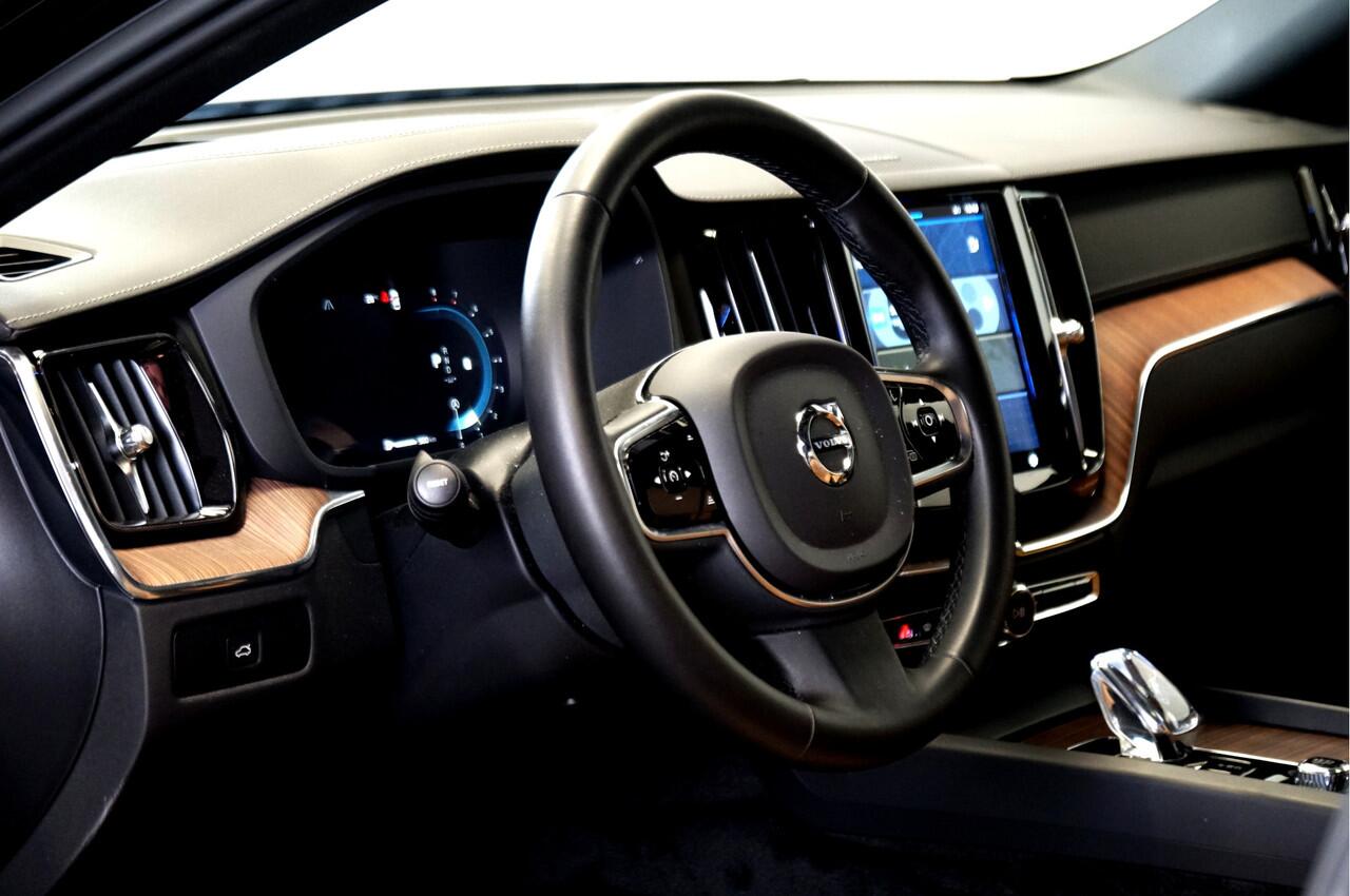 Volvo XC60 B4 155kW/211pk Aut8 MHEV Ultimate Bright PANORAMADAK + HARMAN/KARDON + STUURVERWARMING + BLIS + ADAPT.CRUISE + PILOT ASSIST + STOELVERWARMING&-VENTILATIE + LANE ASSIST + CAMERA + KEYLESS + HEAD-UP + PARKSENSOREN V&A + 20" LM-VELGEN!!