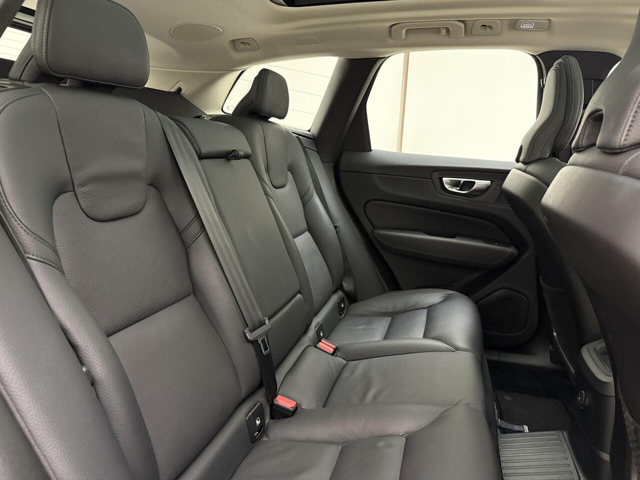 Volvo XC60 T6 Plug-in hybrid AWD Ultimate Dark / 20 '' Velgen / Head-up Display / Blis / Semi elektrisch trekhaak /