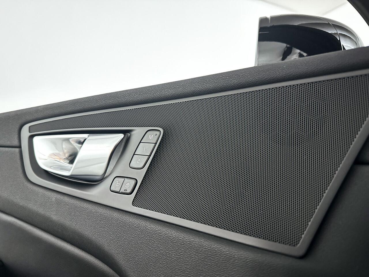 Volvo XC60 T6 Plug-in hybrid AWD Plus Dark | Panoramadak | 360° camera | Stoel- en Stuurverwarming | Trekhaak