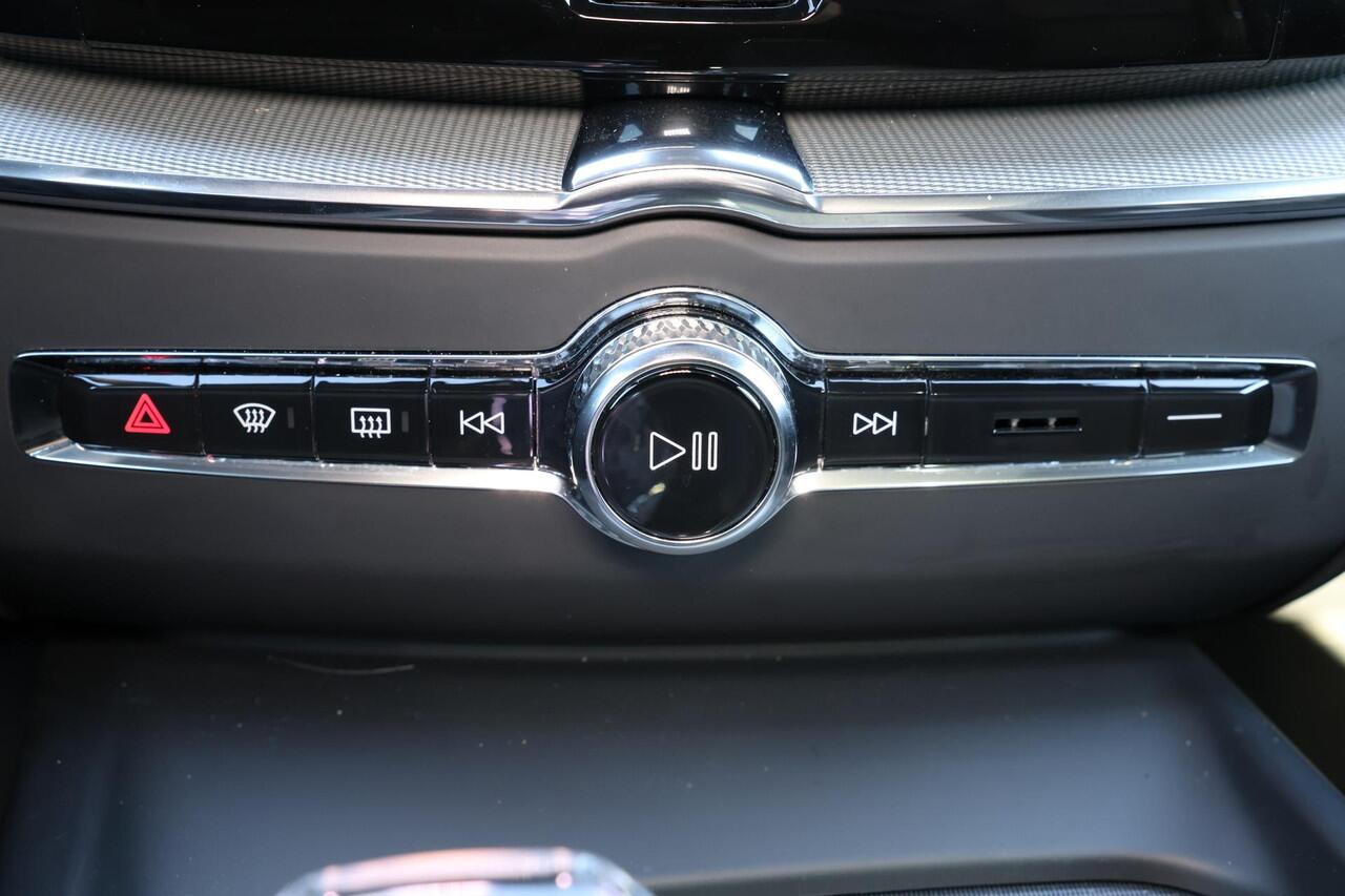 Volvo XC60 T8 Recharge AWD Ultimate Black Edition - Panorama/schuifdak - B&W Audio - Massage&ventilatie stoelen - IntelliSafe Assist & Surround - 360º Camera - Verwarmde voorstoelen, stuur & achterbank - Parkeersensoren voor & achter - Elektr. bedienb. voorstoelen m