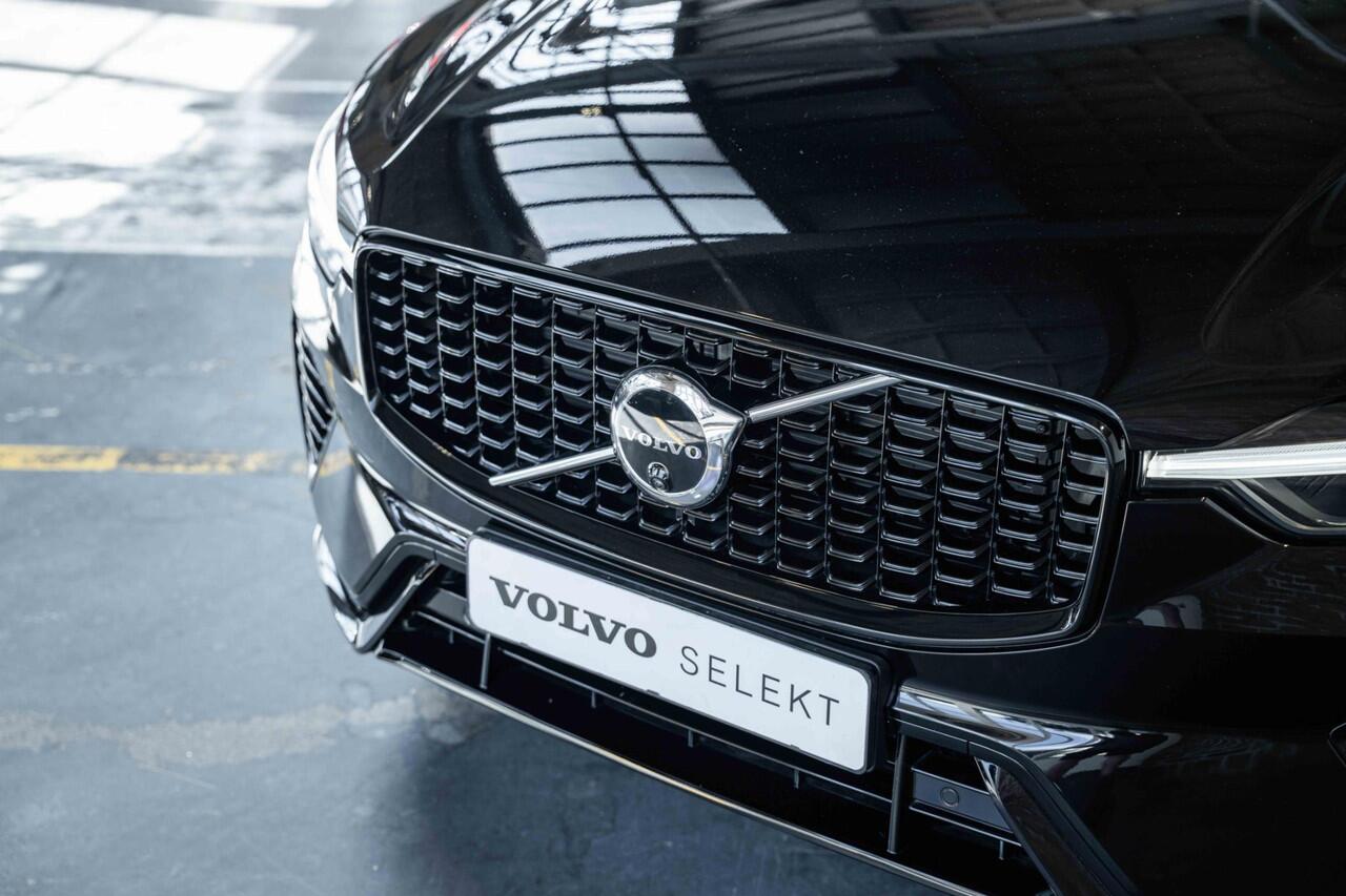 Volvo XC60 T6 Automaat Plug-in hybrid AWD Plus Dark | Elektrisch wegklapbare trekhaak | Panoramadak | Premium audio by Harman Kardon | Verwarmbare voorstoelen, achterbank en stuurverwarming | 4-seizoenenbanden | Adaptive cruise control | 360° parkeercamera |