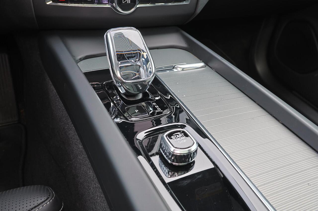 Volvo XC60 T8 Recharge AWD Ultra Black Edition - Luchtvering - Panorama/schuifdak - IntelliSafe Assist & Surround - 360º Camera - Adaptieve LED koplampen - Verwarmde voorstoelen & stuur - Parkeersensoren voor & achter - Elektr. bedienb. voorstoelen met geheugen - He