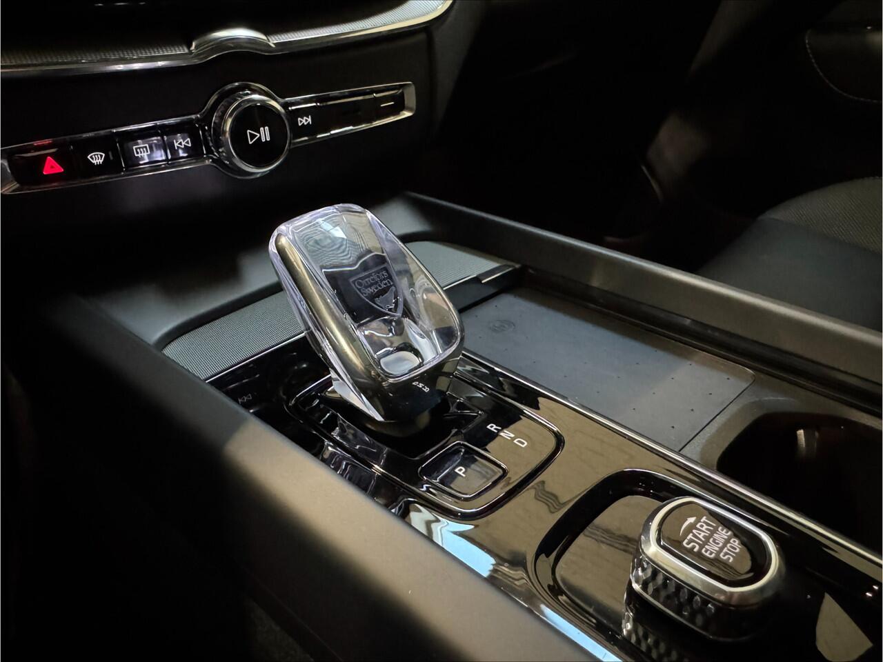 Volvo XC60 2.0 T8 Plug-in hybrid AWD Ultra Black Edition | Luchtvering | Bowers & Wilkins | Head Up | Trekhaak