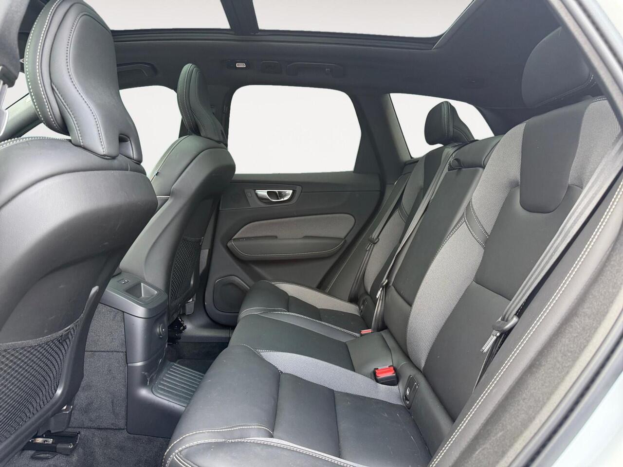 Volvo XC60 2.0 T6 Plug-in hybrid AWD Plus Dark | Luchtvering | Harman/Kardon Audio | Extra getint glas | Sportstoelen |