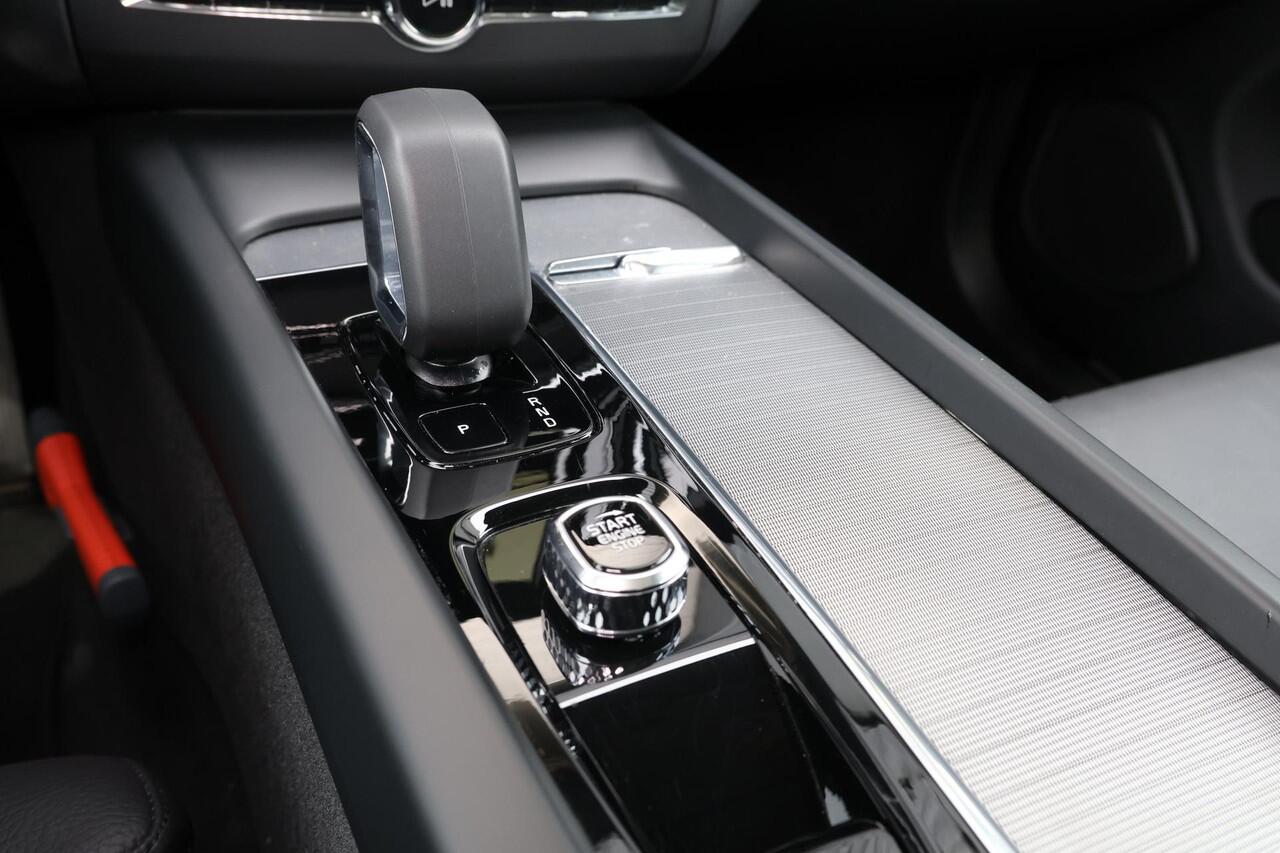 Volvo XC60 T6 Recharge AWD Ultra Dark - Panorama/schuifdak - IntelliSafe Assist & Surround - 360º Camera - Adaptieve LED koplampen - Verwarmde voorstoelen, stuur & achterbank - Elektr. bedienb. voorstoelen met geheugen - Head up display - Draadloze tel. lader - Elek