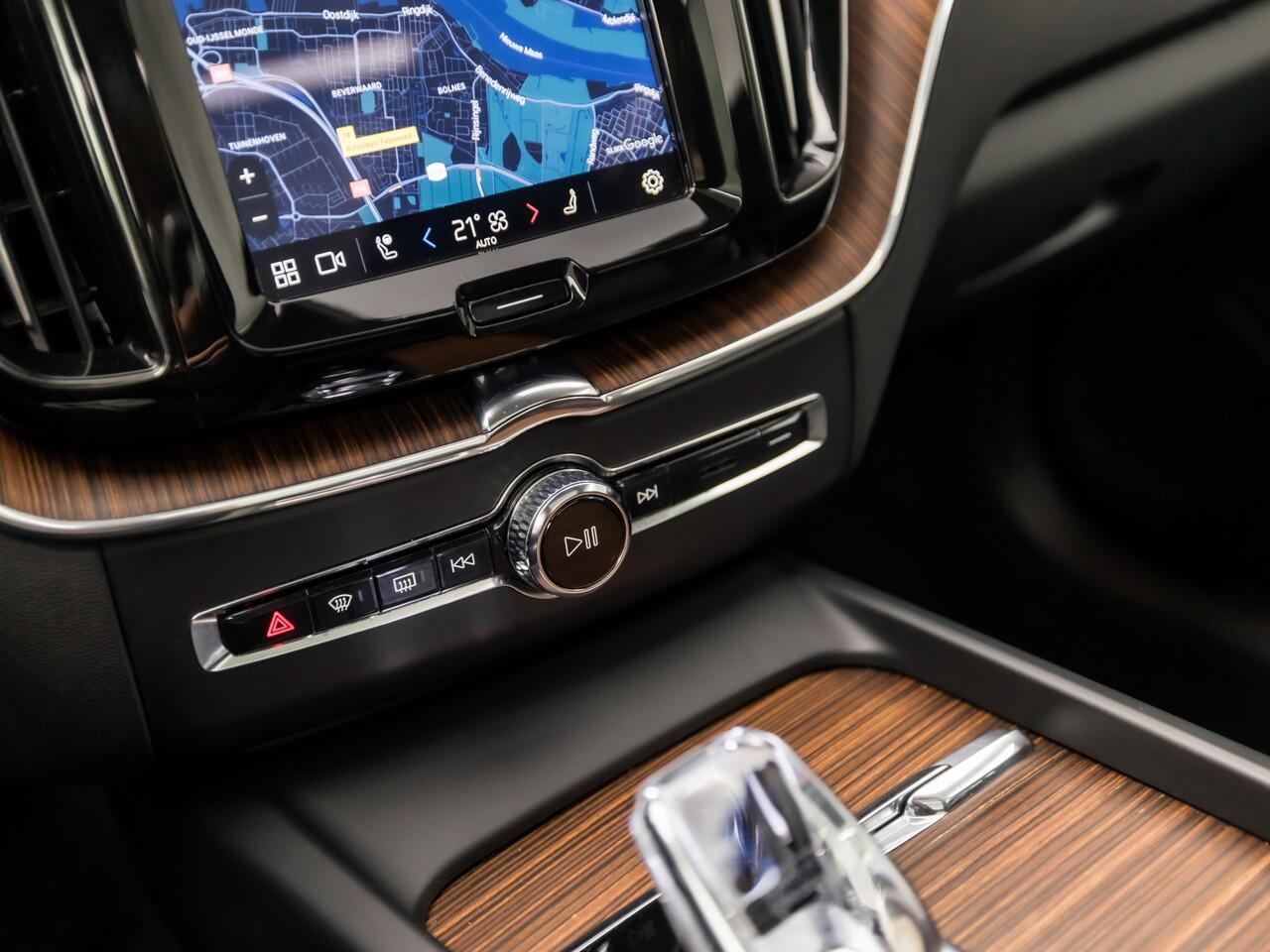 Volvo XC60 2.0 T8 Plug-in hybrid AWD Ultimate Dark 455Pk (LUCHTVERING, PANORAMADAK, BOWERS & WILKINS AUDIO, SURROUND CAMERA, STOELVERWARMING EN VENTILATIE, KEYLESS ENTRY, HEAD-UP DISPLAY, TREKHAAK ELEKTRISCH, NIEUWSTAAT)