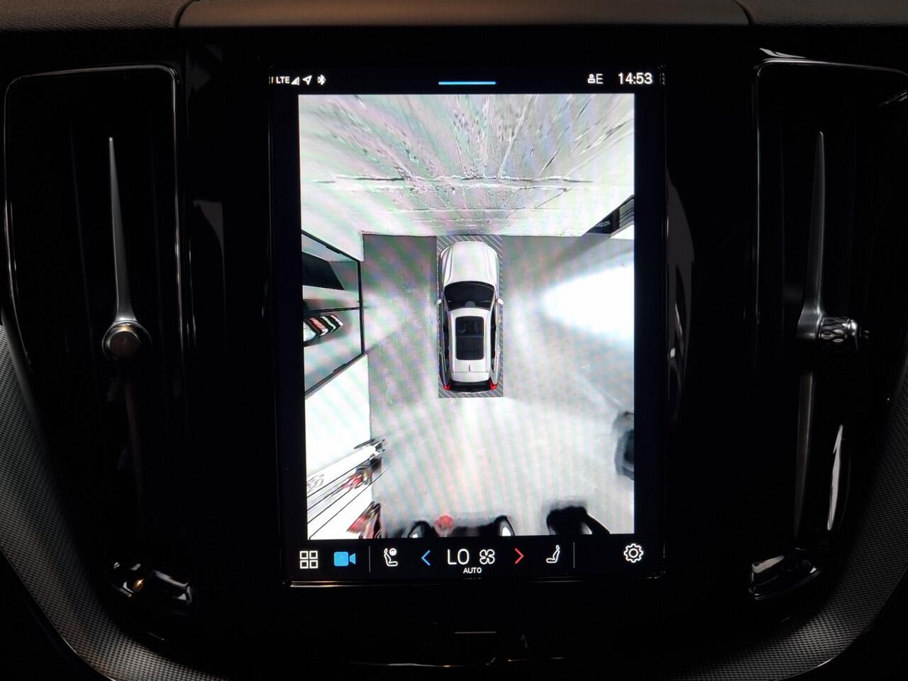 Volvo XC60 2.0 T6 Plug-in hybrid AWD Plus Dark PANO / 360 CAMERA / LEER / STUUR EN STOELVERWARMING