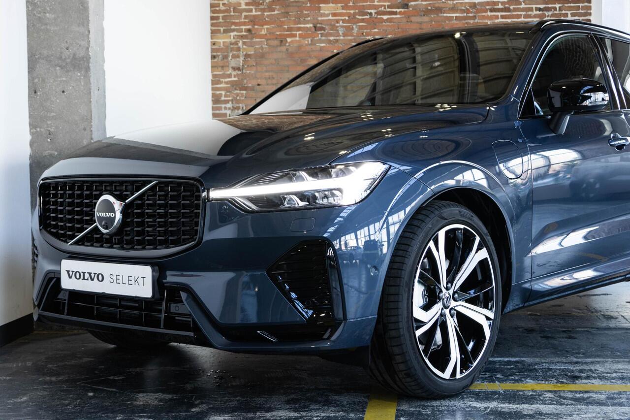 Volvo XC60 T6 Automaat Plug-in hybrid AWD Ultra Dark | Elektrisch panoramadak | Luchtvering | Premium audio by Bowers & Wilkins | Verwarmbare voorstoelen en achterbank | Verwarmbaar stuurwiel | Head-up display | Apple carplay/Android auto | Rondomzicht camera |