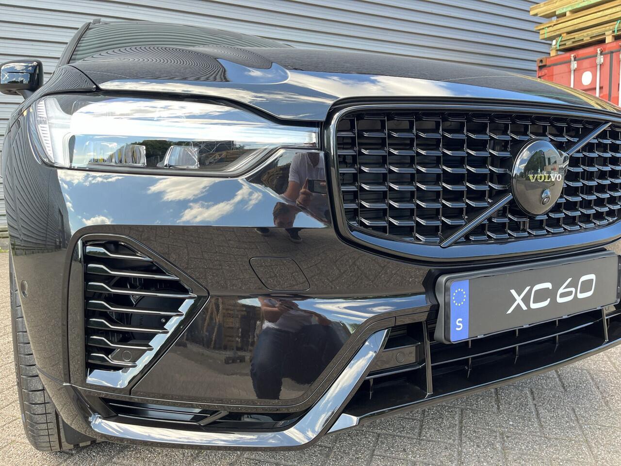 Volvo XC60 T6 Plug-in hybrid AWD Plus Black Edition / Uit voorraad leverbaar / Luchtvering / 360 Camera / 21" Velgen