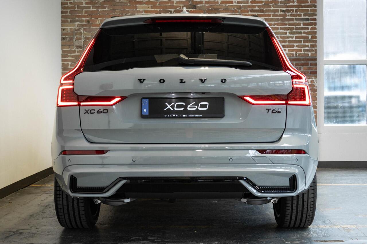 Volvo XC60 2.0 T6 Plug-in hybrid AWD Plus Black Edition | Verwacht Nov. 2025 | Luchtvering | 360º Camera | Schuif/Kantel-Panoramadak | Head-Up Display | 21" Lichtmetalen Wielen | Donkergetint Glas |