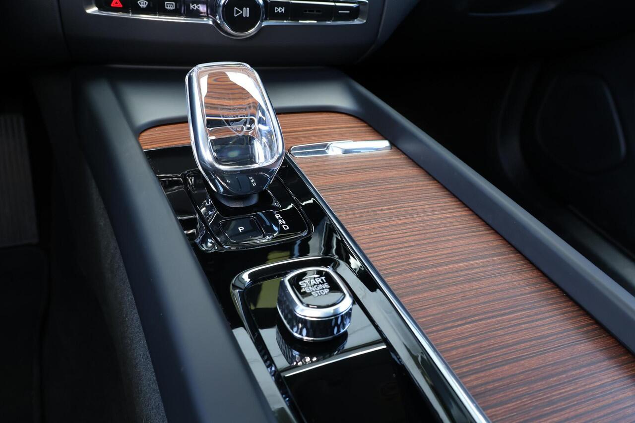 Volvo XC60 T8 Recharge AWD Plus Bright - Luchtvering - Panorama/schuifdak - IntelliSafe Assist & Surround - 360º Camera - Harman/Kardon audio - Adaptieve LED koplampen - Verwarmde voorstoelen, stuur & achterbank - Parkeersensoren voor & achter - Elektr. bedienb. voo