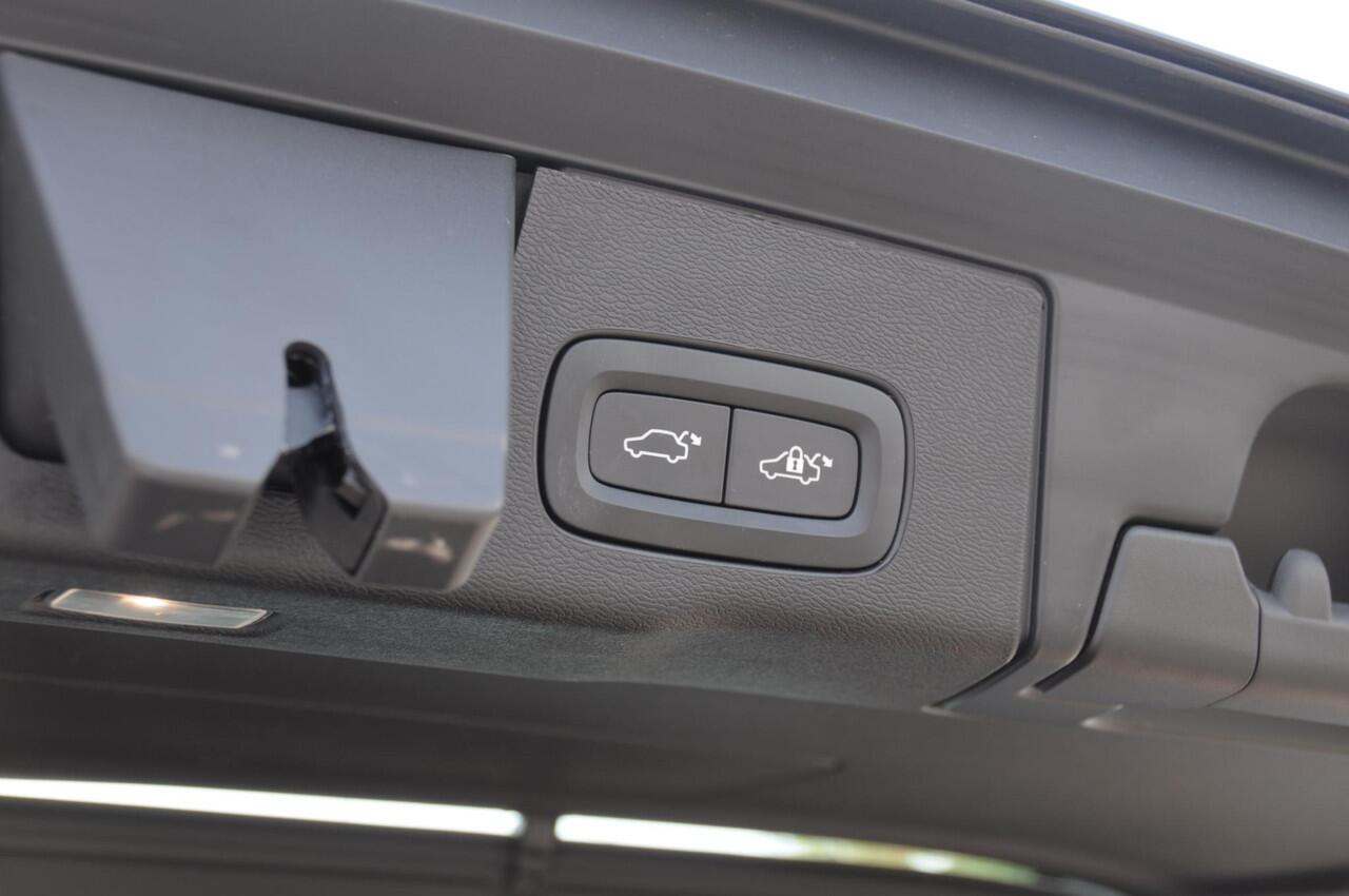 Volvo XC60 T6 350PK Automaat Plus Dark 360 camera / elektrisch bedienbare voorstoelen / Memory seats / stoelverwarming voor en achter/ stuurverwarming / BLIS