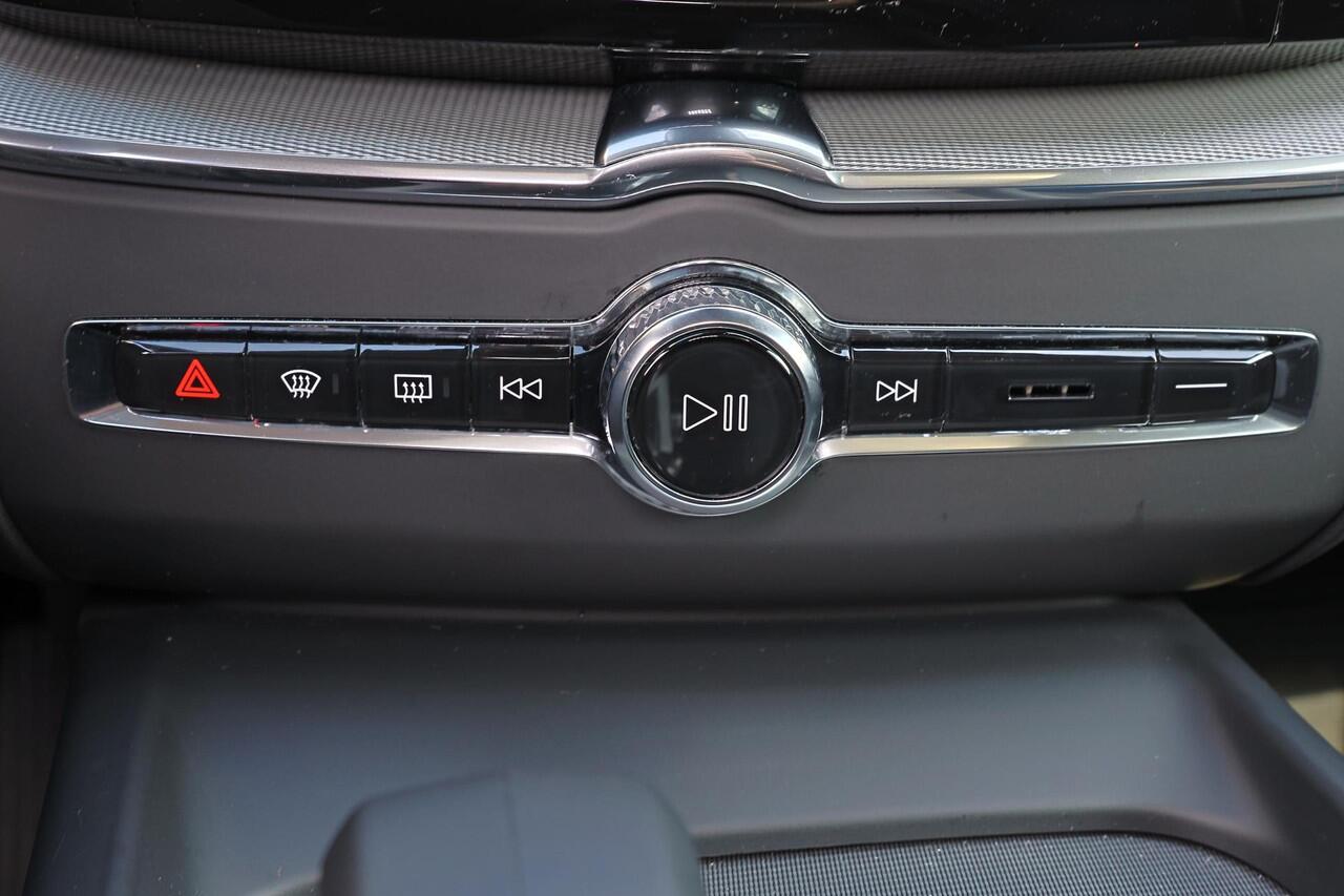 Volvo XC60 T8 Recharge AWD Plus Dark - Luchtvering - Panorama/schuifdak - IntelliSafe Assist & Surround - 360º Camera - Harman/Kardon audio - Adaptieve LED koplampen - Verwarmde voorstoelen, stuur & achterbank - Parkeersensoren voor & achter - Elektr. bedienb. voors