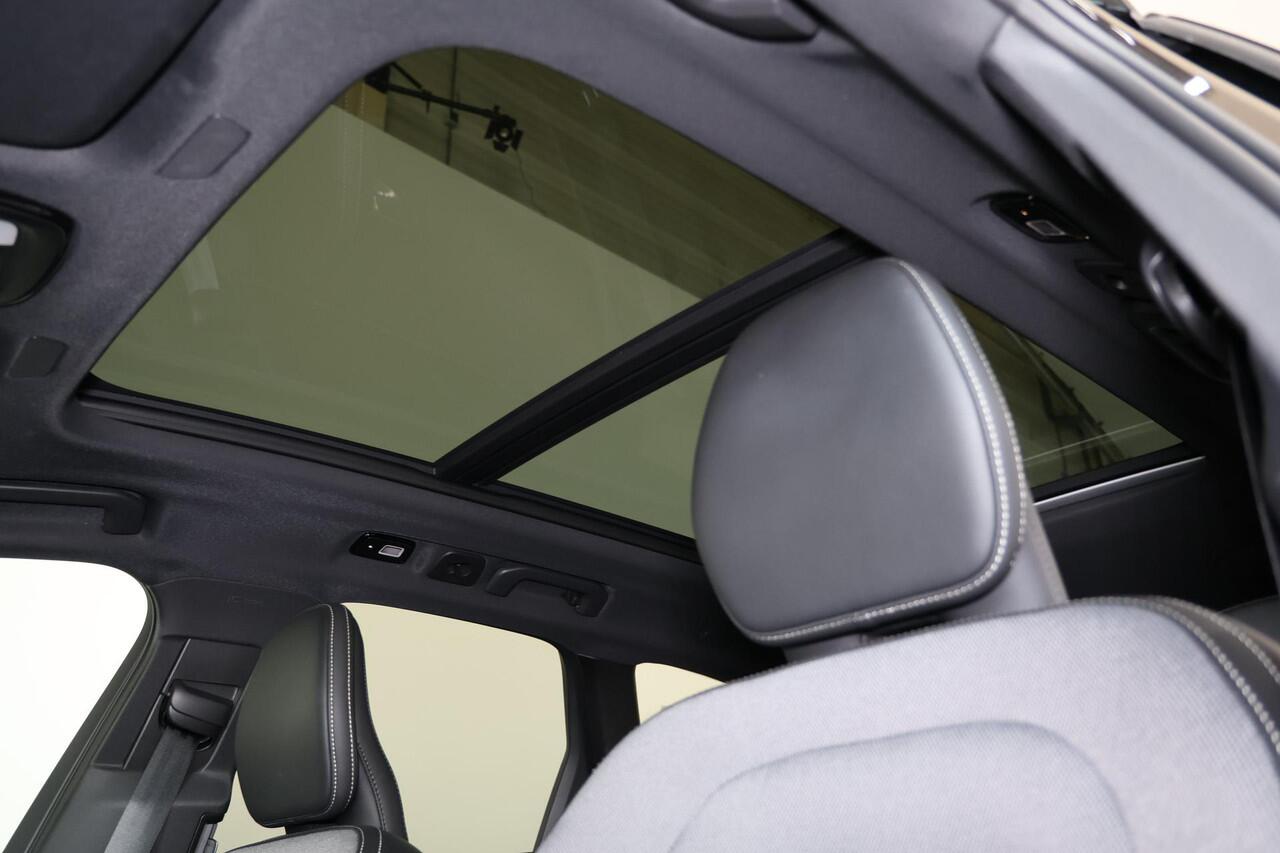 Volvo XC60 T8 Recharge AWD Black Edition Ultra - Luchtvering - Bowers & Wilkins Audio - IntelliSafe Assist & Surround - 360º Camera - Adaptieve LED koplampen - Verwarmde voorstoelen, stuur & achterbank - Parkeersensoren voor & achter - Elektr. bedienb. voorstoelen m