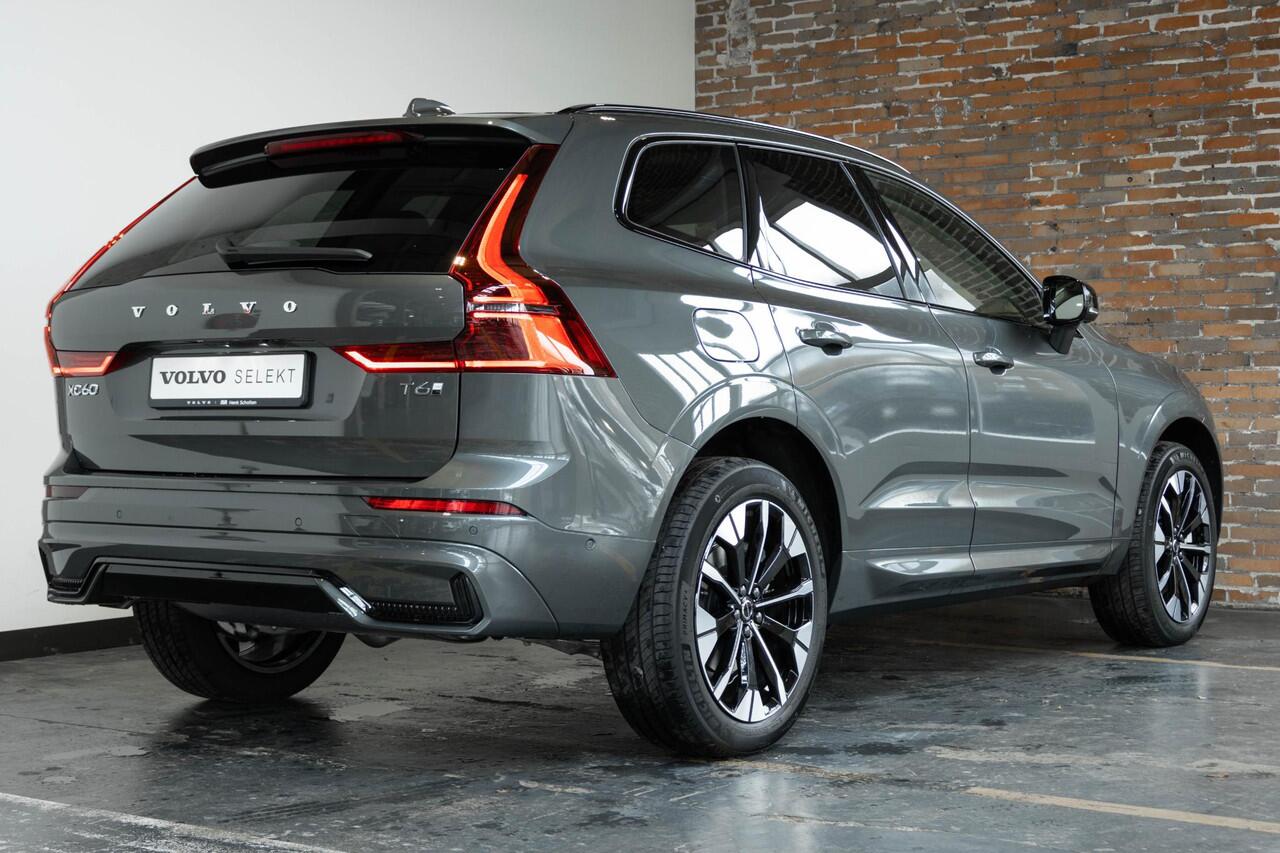 Volvo XC60 T6 Plug-in hybrid AWD Plus Dark | Harman Kardon Premium Audio | Blond Lederen Bekleding | Nieuw Model | 20'' Lichtmetalen Velgen | Head-Up Display | Panoramadak | 360° Parkeercamera | Parkeersensoren voor + achter