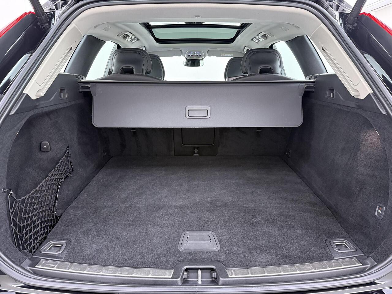 Volvo XC60 2.0 T6 Plug-in hybrid AWD Plus Dark R-Design Trekhaak/Panodak/Camera etc.