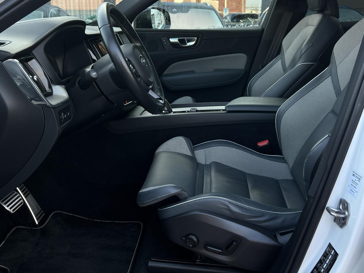 Volvo XC60 2.0 T8 Twin Engine 392 pk AWD R-Design Navigatie Panoramadak Luchtvering Camera Head Up Display Leder Dashboard Carplay Elek. Stoel 19 Inch Velgen Stoelverwarming Standkachel Extra Getint Glas On Call 1e Eigenaar Plug In Hybride 1e Eigenaar BTW auto