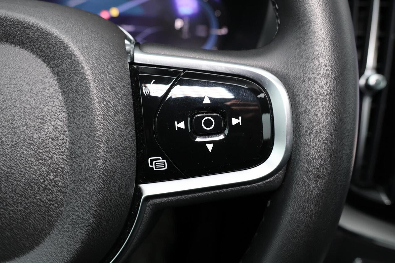 Volvo XC60 T6 Recharge AWD Ultra Dark - Panorama/schuifdak - IntelliSafe Assist & Surround - 360º Camera - Harman/Kardon audio - Adaptieve LED koplampen - Verwarmde voorstoelen, stuur & achterbank - Parkeersensoren voor & achter - Elektr. bedienb. voorstoelen met ge
