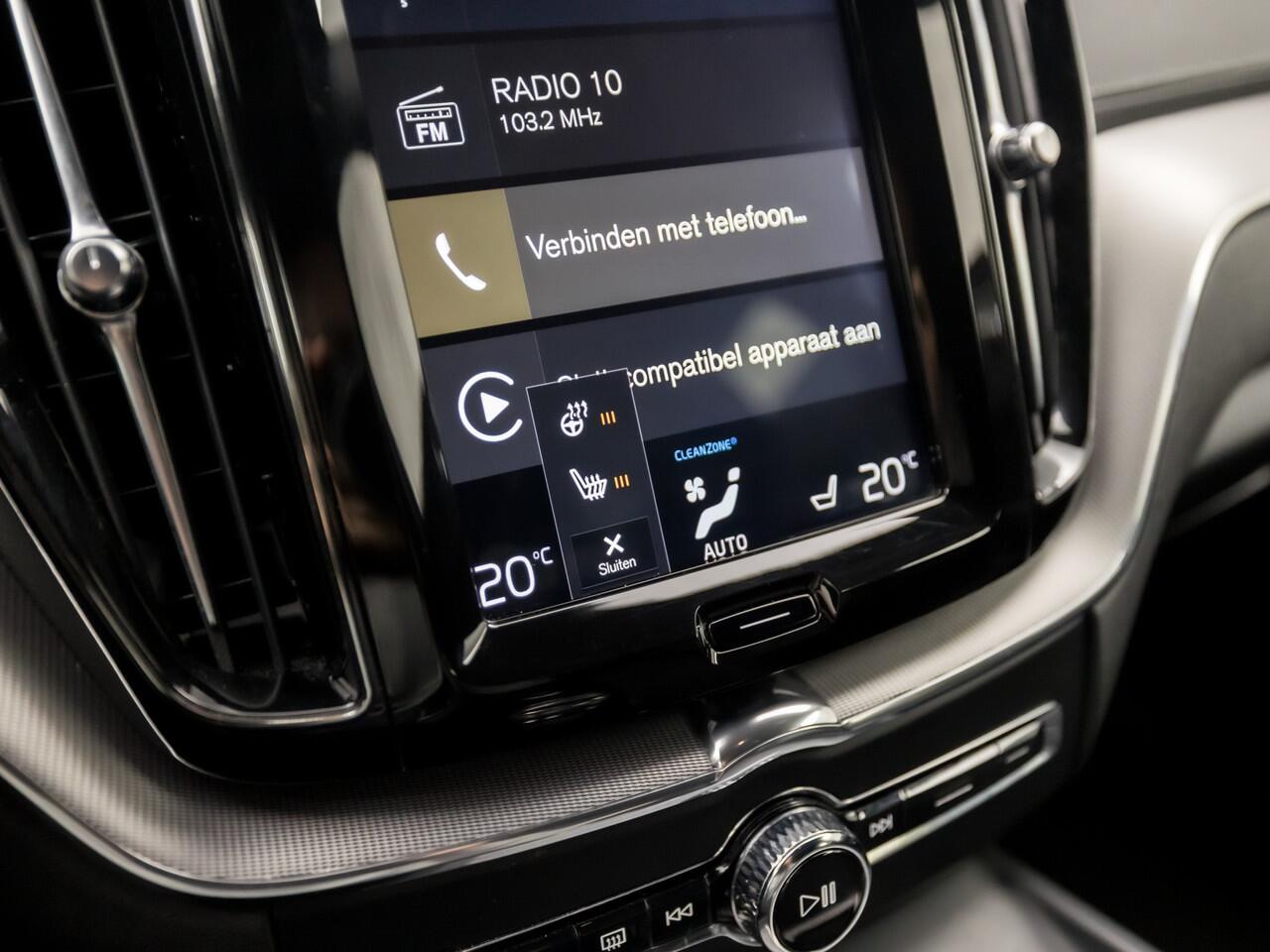 Volvo XC60 2.0 T8 Twin Engine AWD Inscription 391Pk Automaat (PANORAMADAK, APPLE CARPLAY, HARMAN/KARDON, MEMORY SEATS, ZWART HEMEL, STOELVERWARMING VOOR/ACHTER, LUXE LEDER, TREKHAAK, CAMERA, STUURWIEL VERWARMD, NIEUWSTAAT)