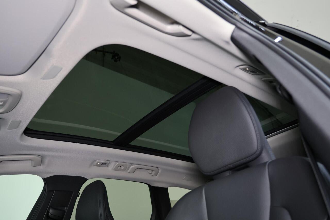 Volvo XC60 T6 Recharge AWD Plus Bright - Luchtvering - Panorama/schuifdak - IntelliSafe Assist & Surround - 360º Camera - Harman/Kardon audio - Adaptieve LED koplampen - Verwarmde voorstoelen, stuur & achterbank - Parkeersensoren voor & achter - Elektr. bedienb. voo