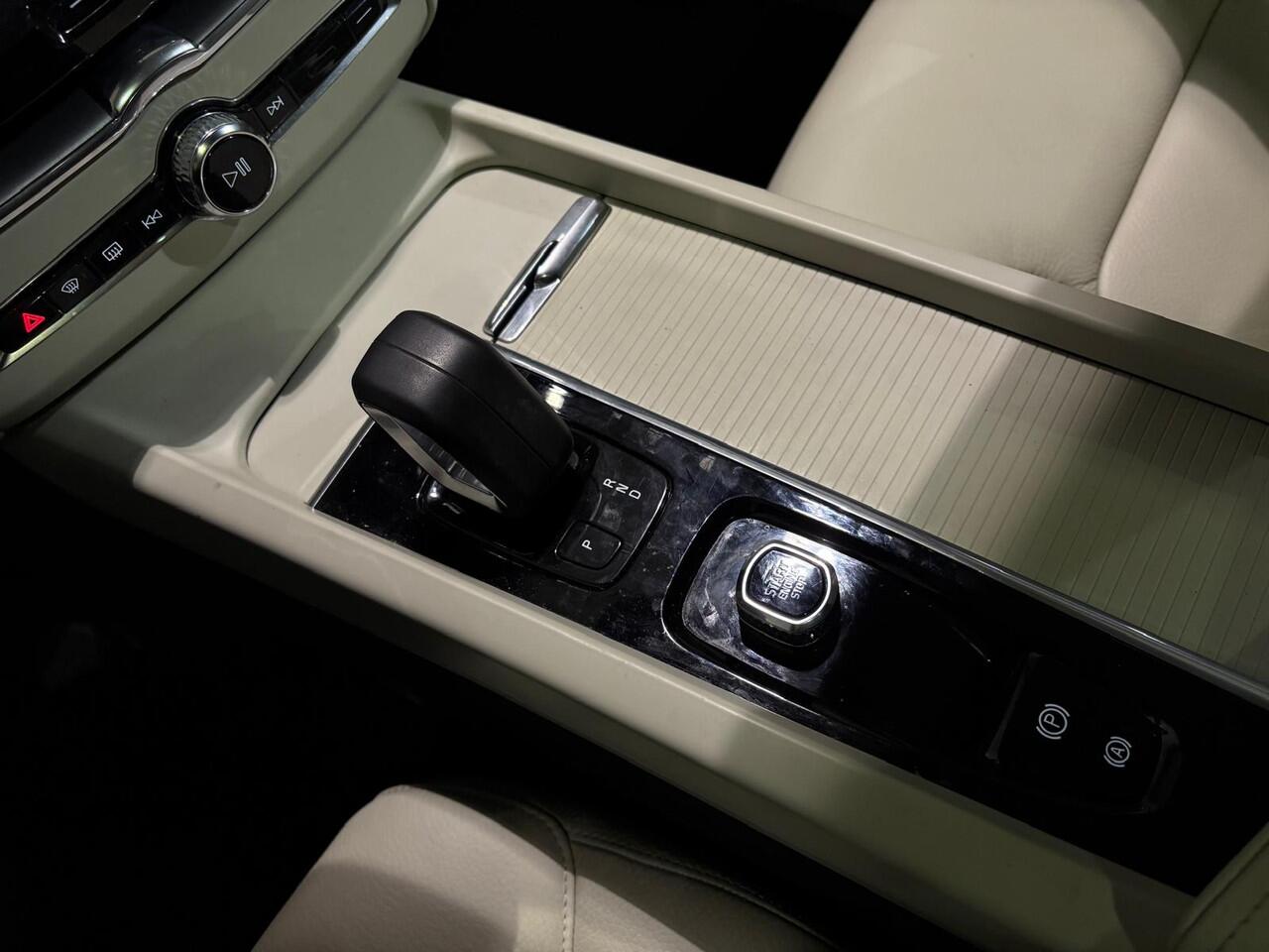 Volvo XC60 T6 Aut. Long Range Core Bright Leder Parkeercamera 350pk