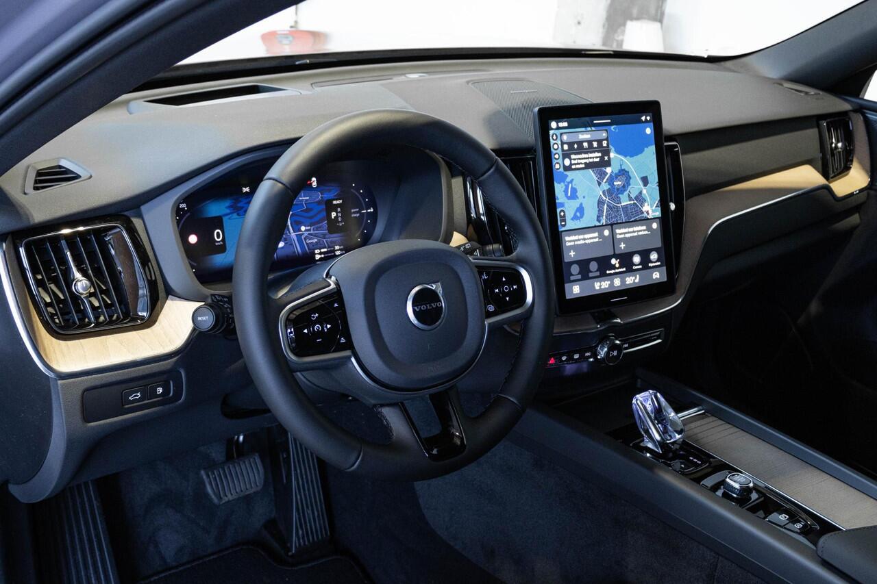 Volvo XC60 2.0 T6 Plug-in hybrid AWD Plus Dark | Verwacht Dec. 2025 | 21" Lichtmetalen Wielen | Head-Up Display | Schuif/Kantel Panoramadak | 360º Camera | Donker Getint Glas |