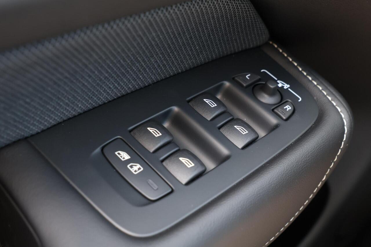 Volvo XC60 T6 Plug-in hybrid AWD Plus Dark - 21' LMV - 360° camera - Panoramisch schuif-/kanteldak - Harman Kardon audio - Adaptive Cruise Control met Pilot Assist - BLIS dodehoekassistentie - Keyless - Stoelverwarming voor & achter - Verwarmbaar stuurwiel - Getint 