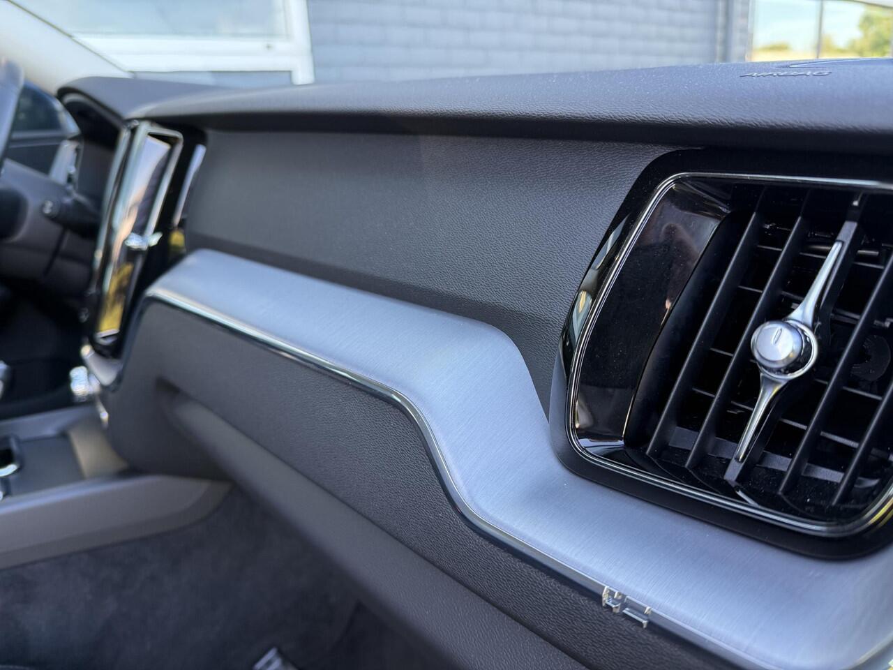 Volvo XC60 2.0 T4 Momentum | Trekhaak | Leder | Stoelverwarming | All season banden | Smartphone integratie | Navigatie | Camera |