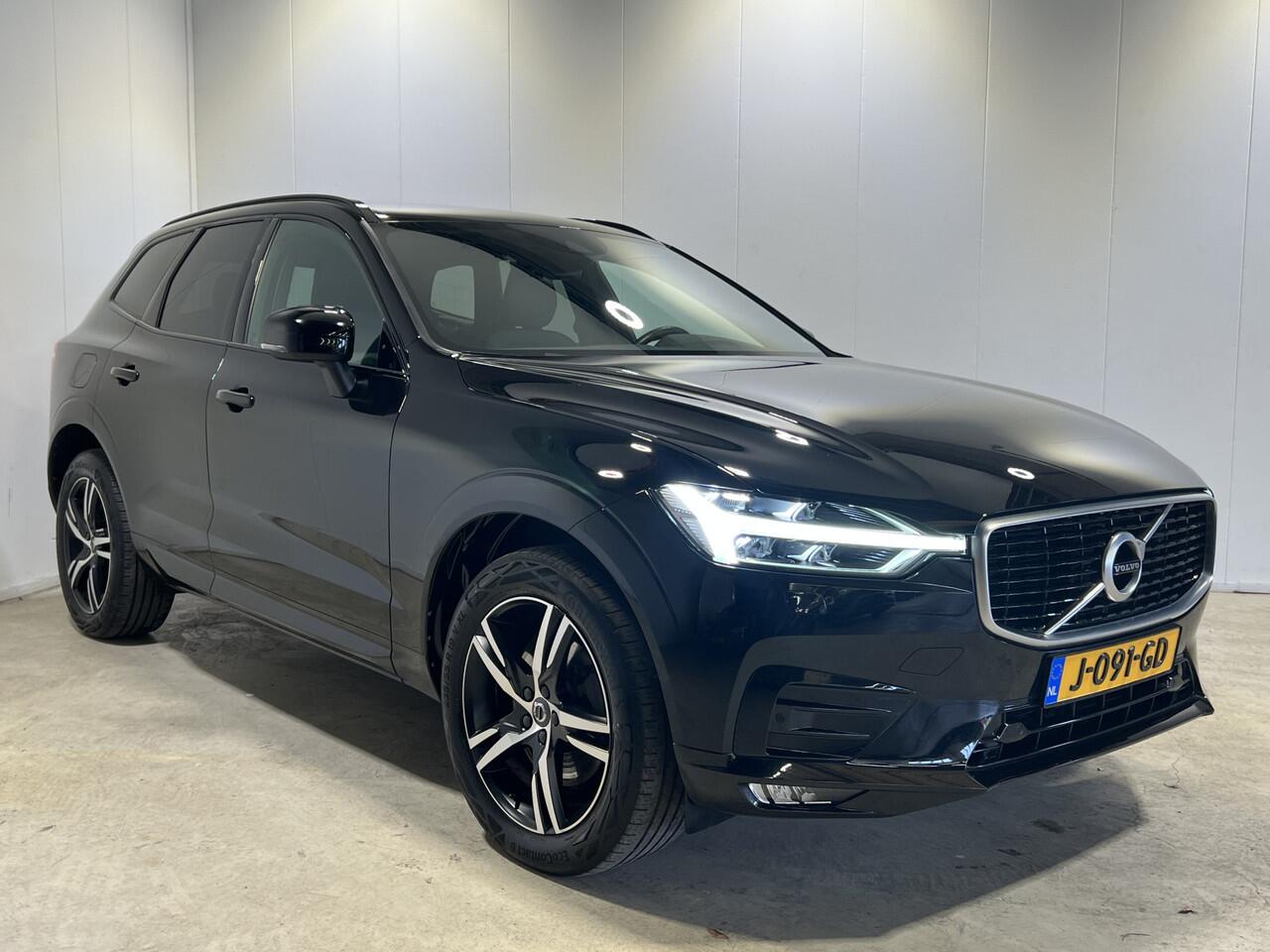 Volvo XC60 2.0 T5 AWD R-Design | Navigatie/Android/Apple Carplay | LM Velgen 19" | Voorstoelen Verwarmd | PDC Voor en Achter + Achteruitrijcamera |